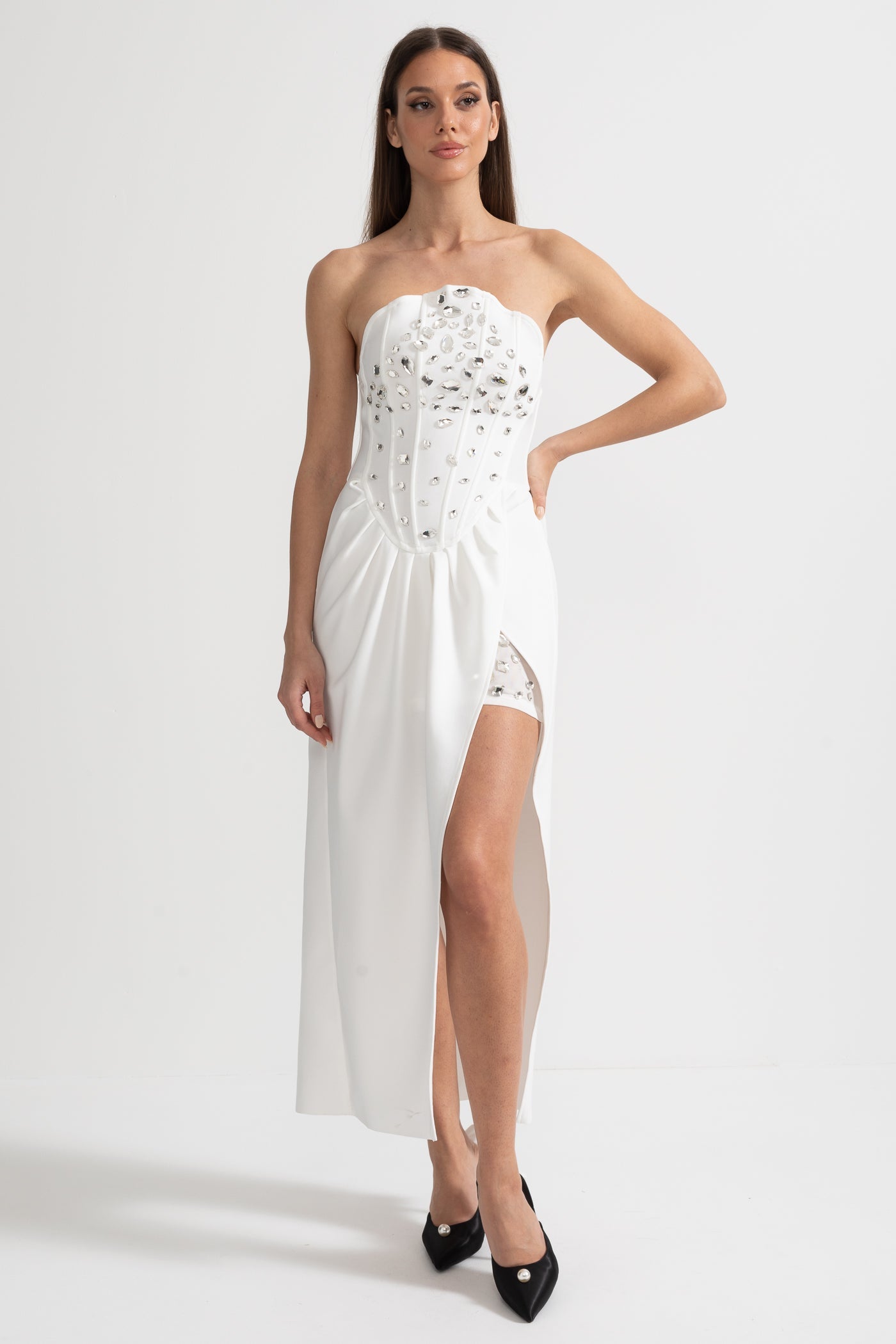 Robe en satin élégante avec fente latérale et ornements en cristal - Blanc
