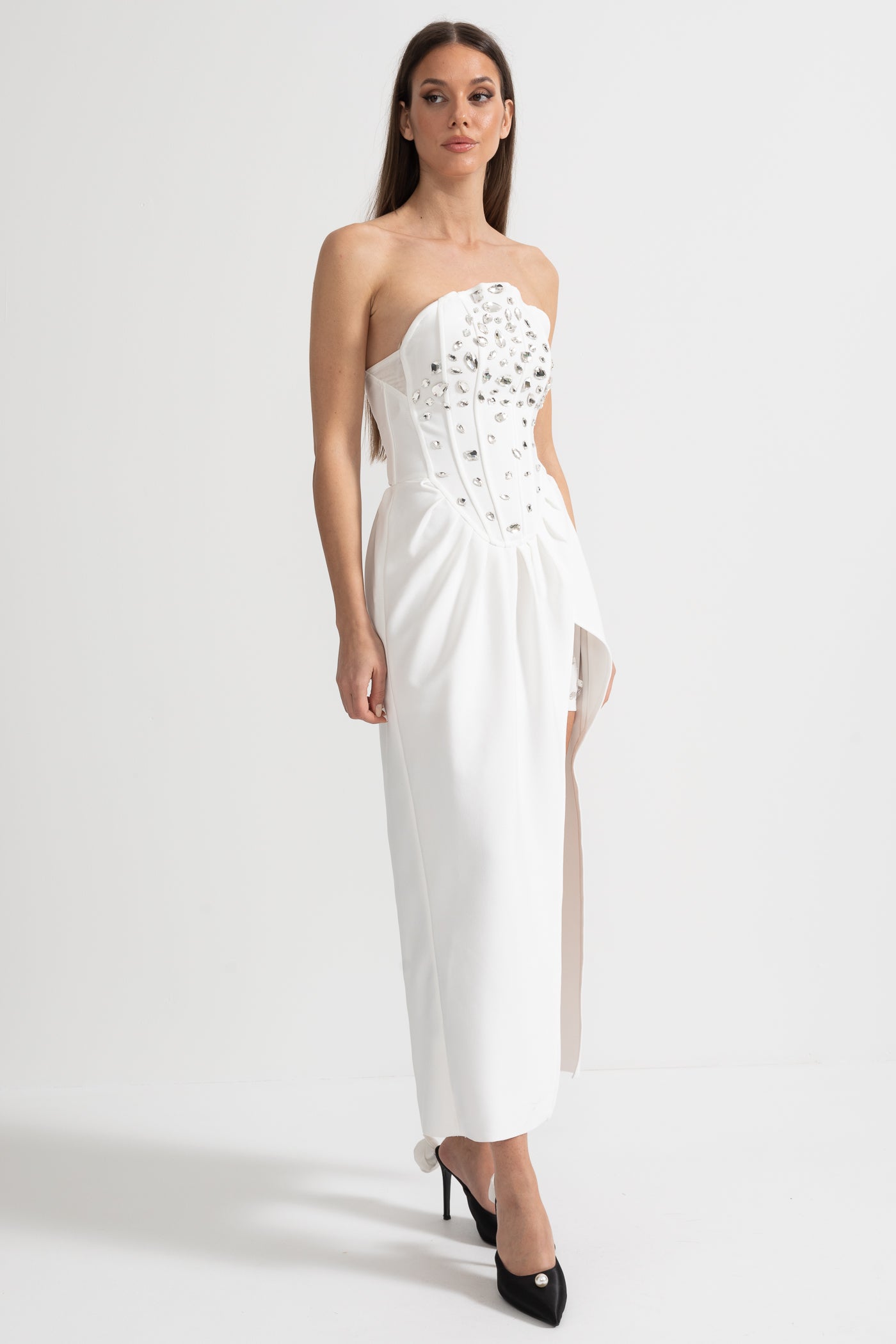 Robe en satin élégante avec fente latérale et ornements en cristal - Blanc