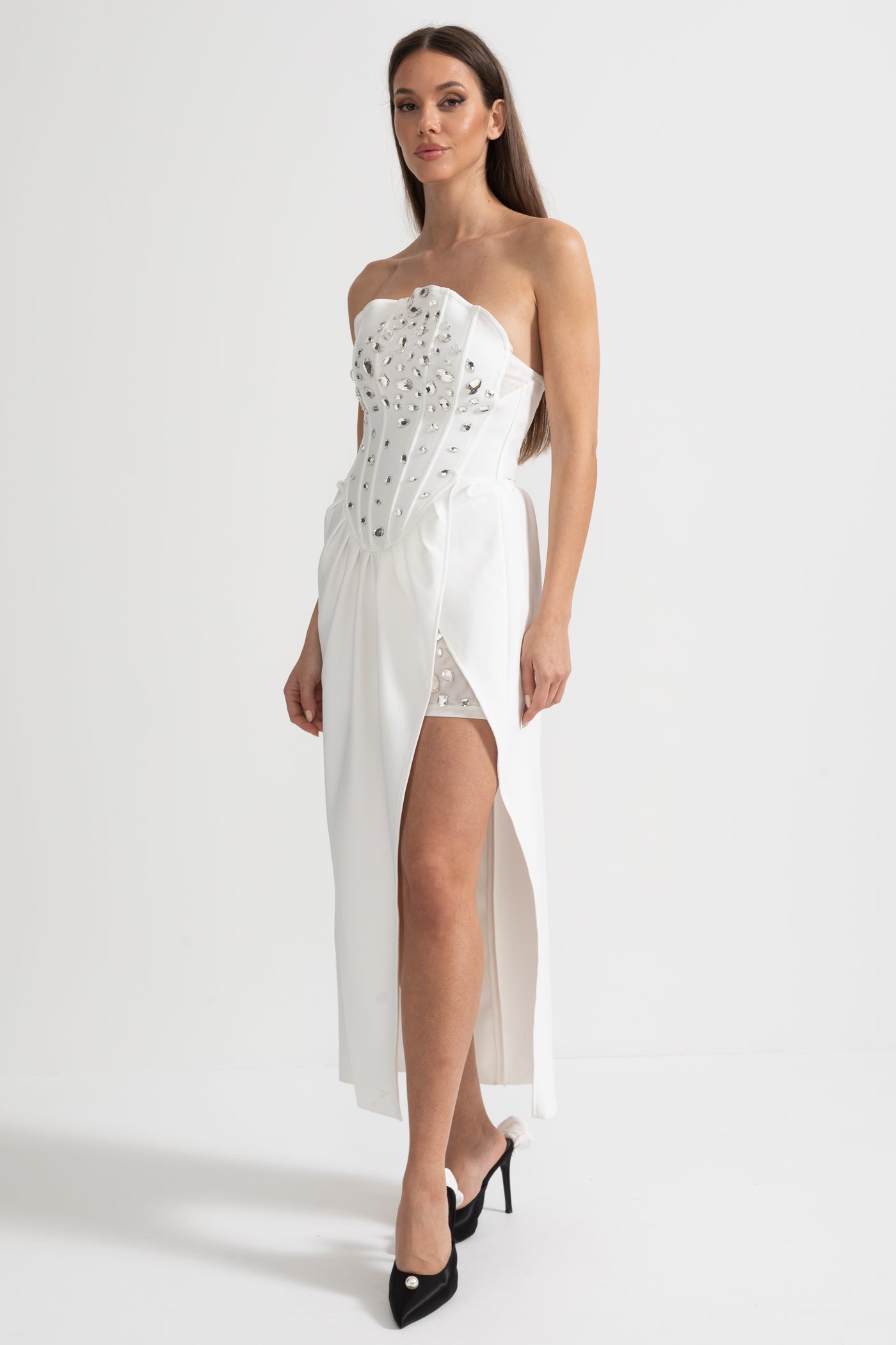 Robe en satin élégante avec fente latérale et ornements en cristal - Blanc