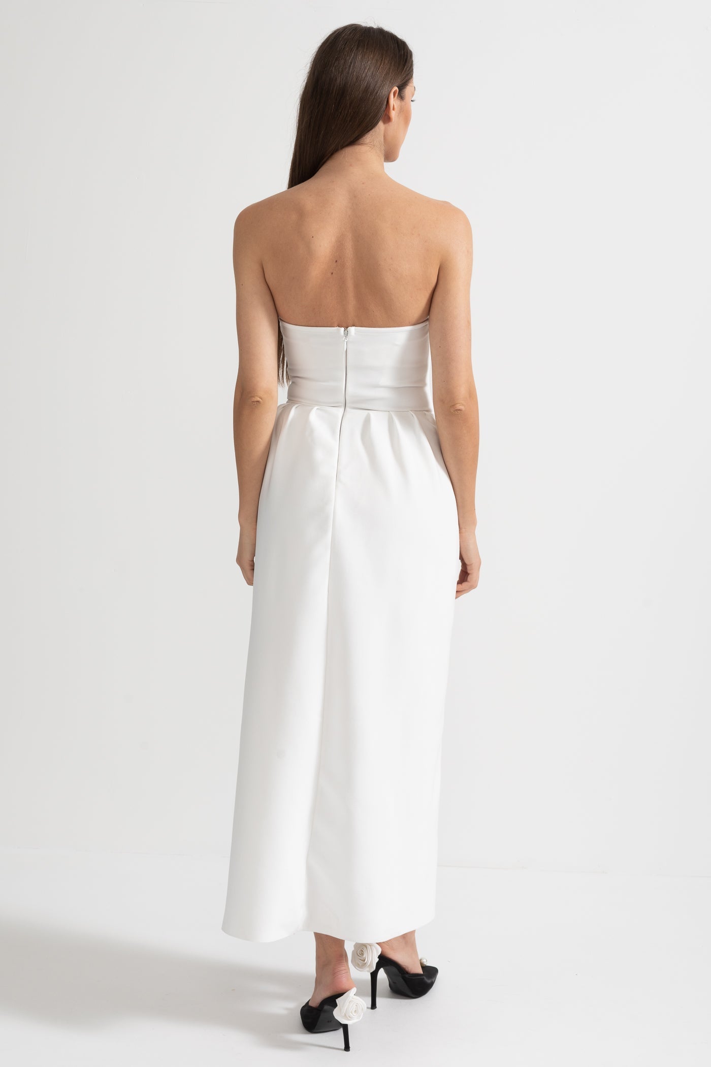 Robe en satin élégante avec fente latérale et ornements en cristal - Blanc