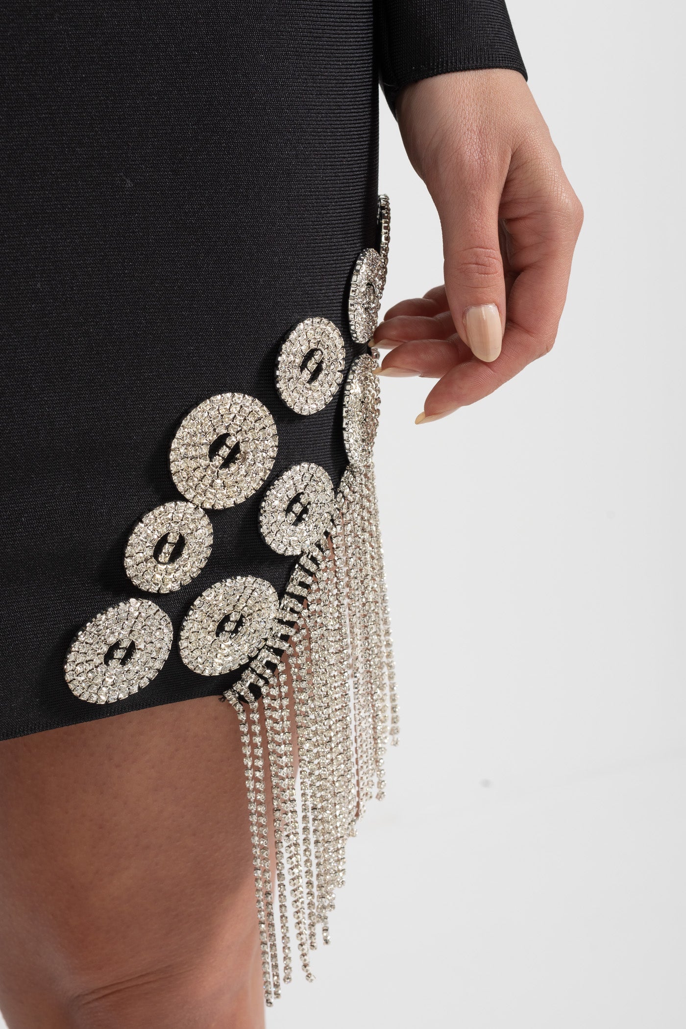 Robe blazer ornée de cristaux avec épaules structurées, décolleté plongeant en V et ourlet à franges scintillantes - Noir