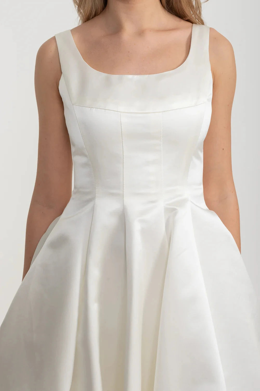 Robe élégante en ligne A sans manches avec corsage ajusté et jupe évasée gracieuse - Blanc