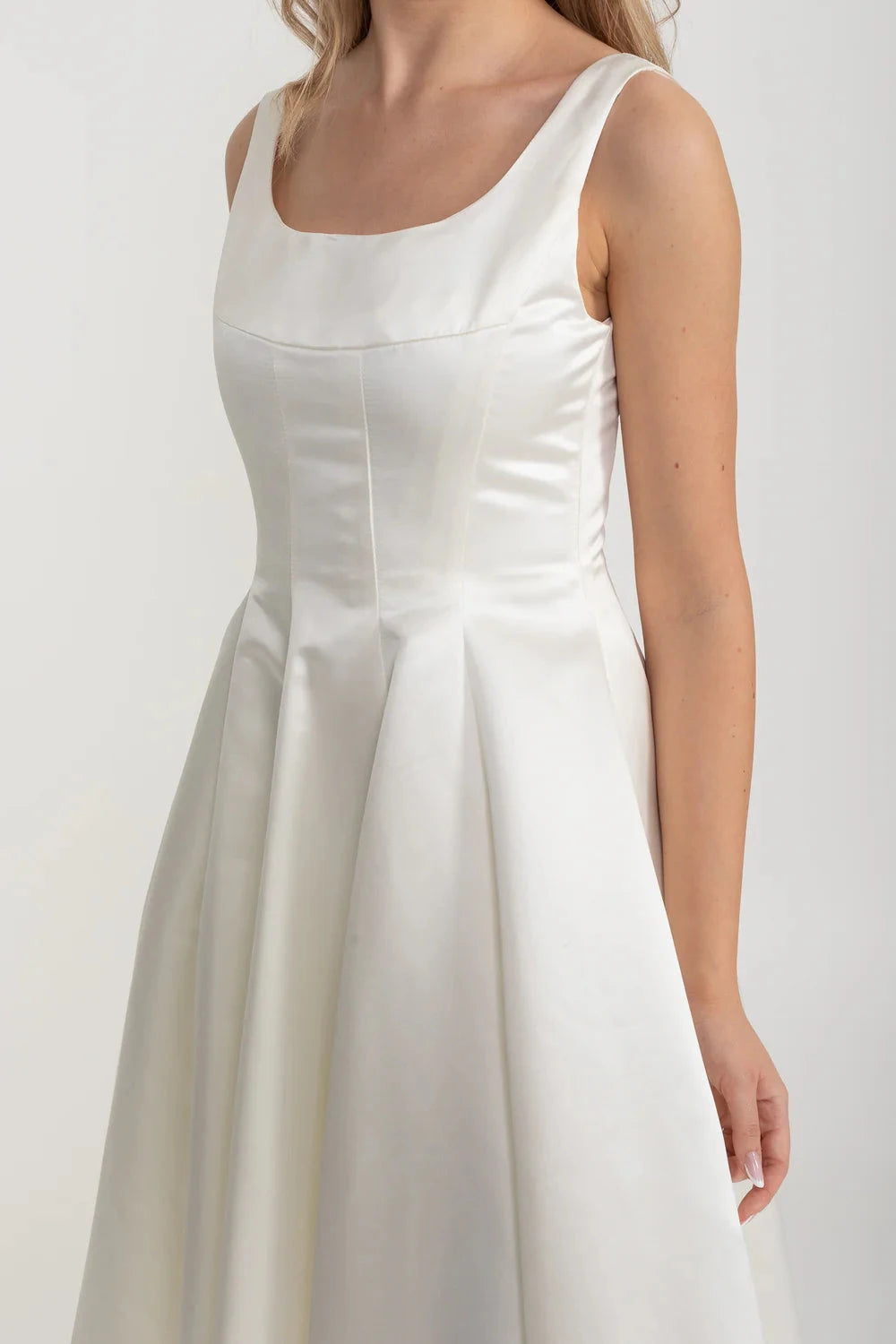 Robe élégante en ligne A sans manches avec corsage ajusté et jupe évasée gracieuse - Blanc