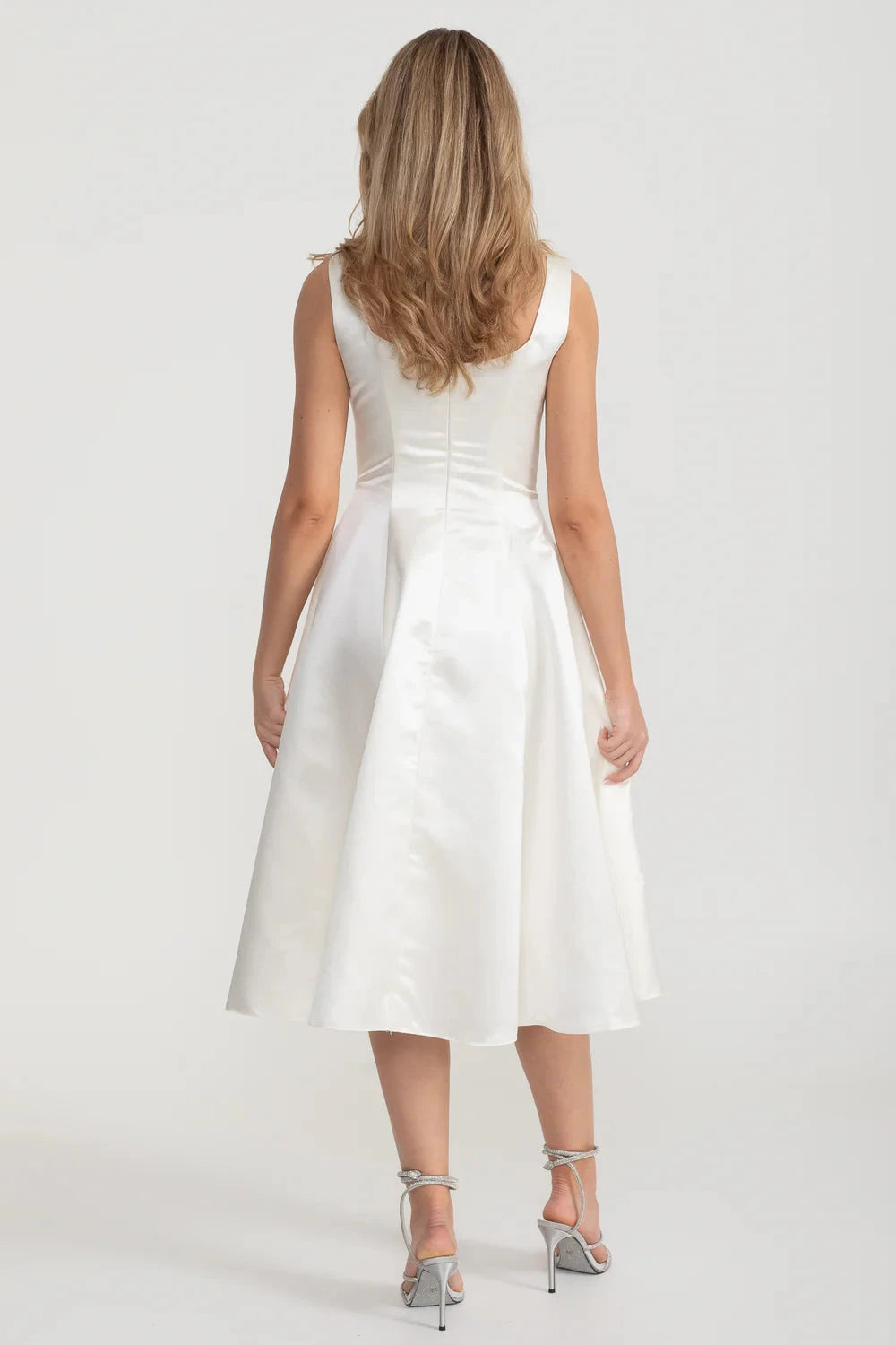 Robe élégante en ligne A sans manches avec corsage ajusté et jupe évasée gracieuse - Blanc