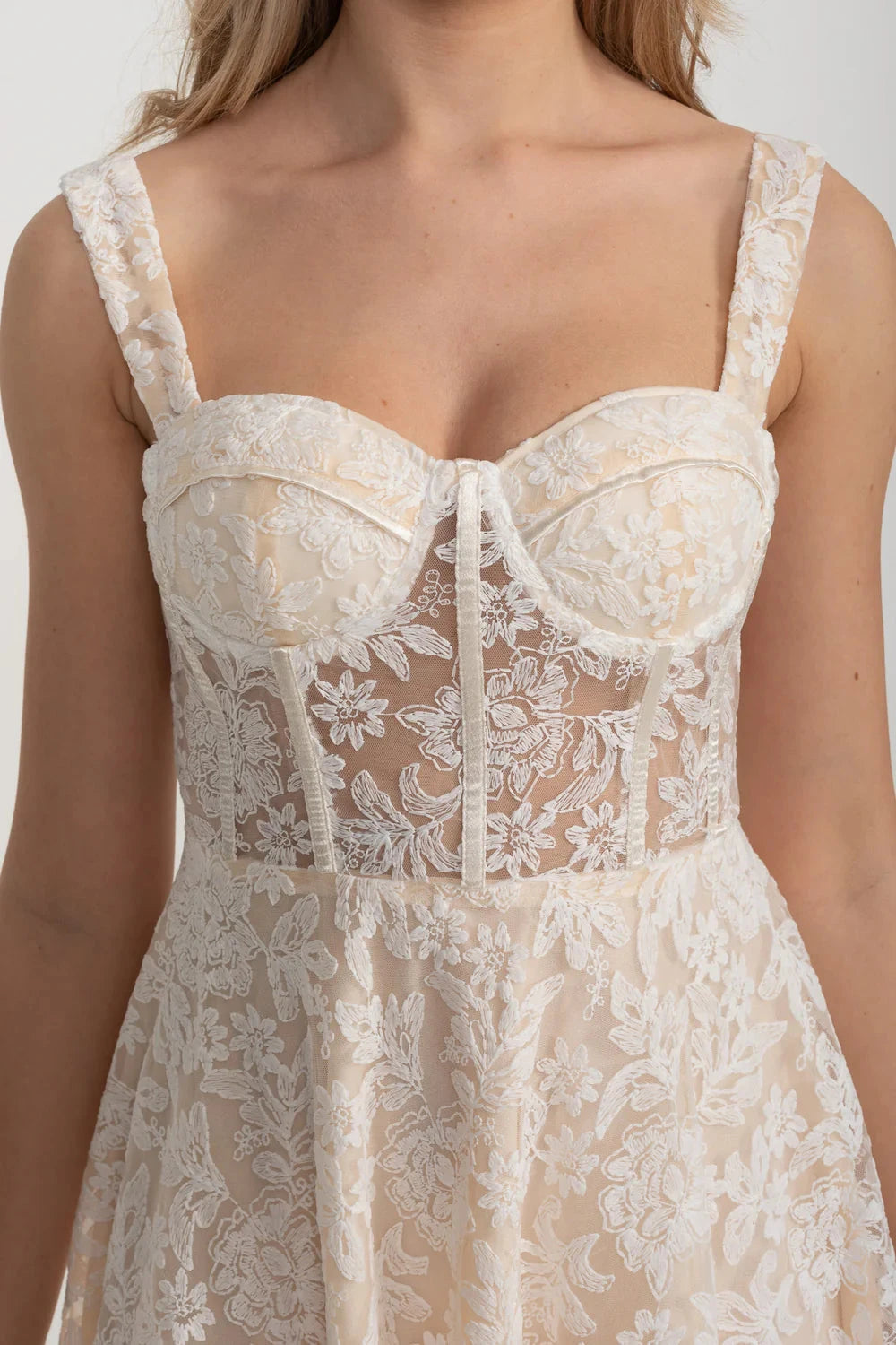 Robe Élégante en Dentelle avec Corsage Ajusté et Délicats Motifs Floraux - Ivoire