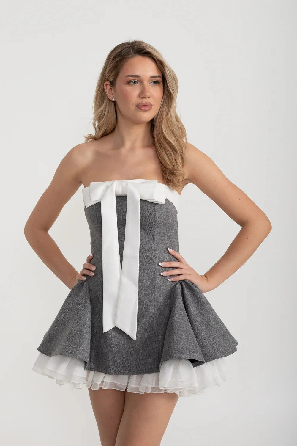 Robe Mini Bustier Sans Bretelles Avec Jupe Évasée Et Accent Nœud Blanc - Gris