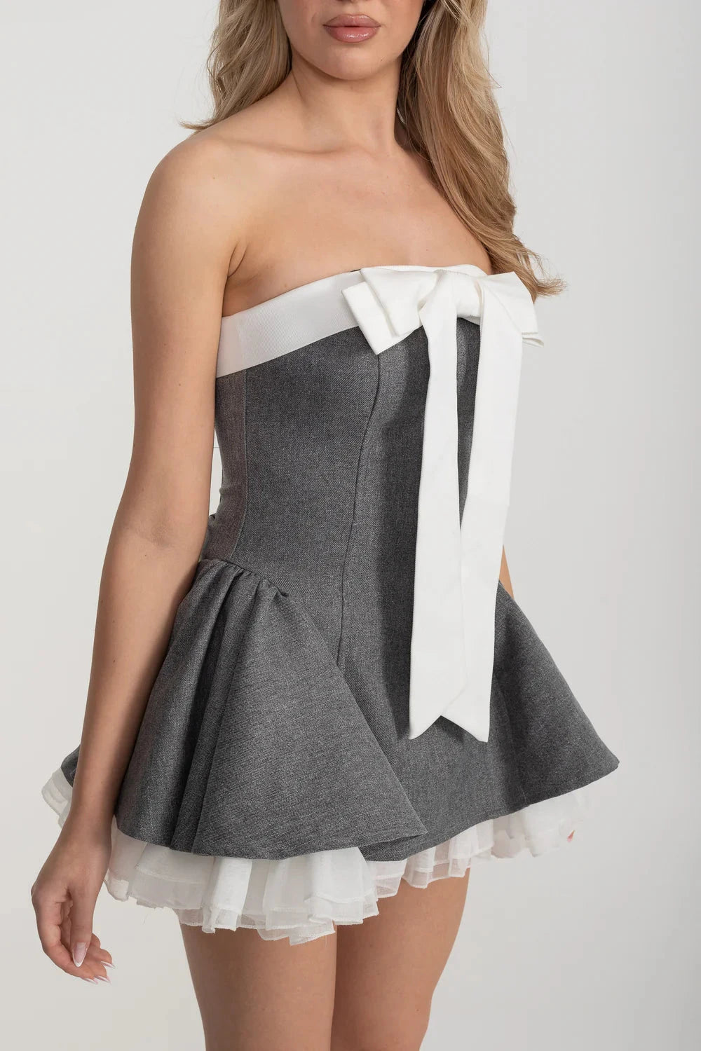Robe Mini Bustier Sans Bretelles Avec Jupe Évasée Et Accent Nœud Blanc - Gris