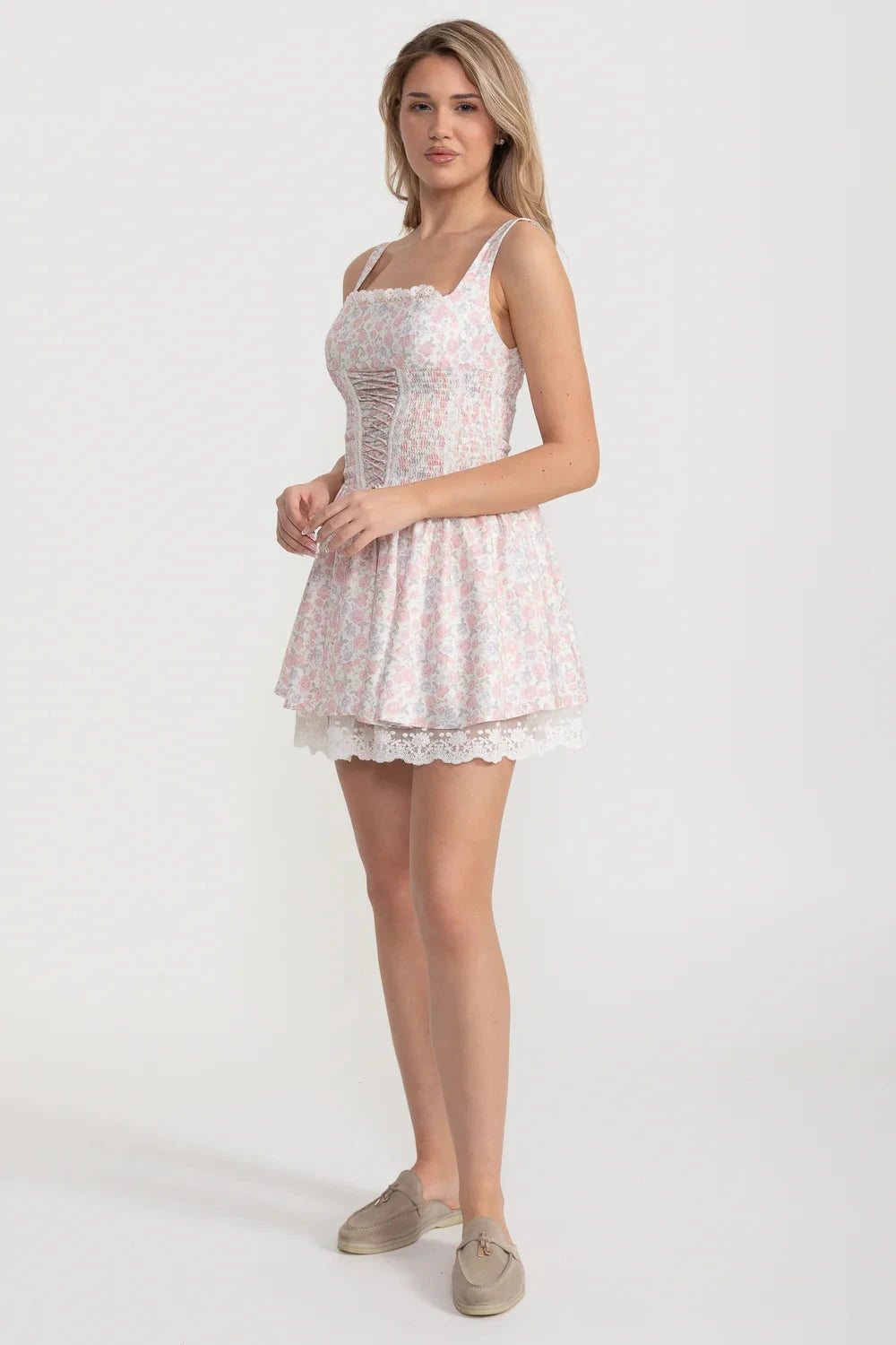 Robe d'été sans manches avec motif floral rose et détails à lacets sur le devant - Blanc