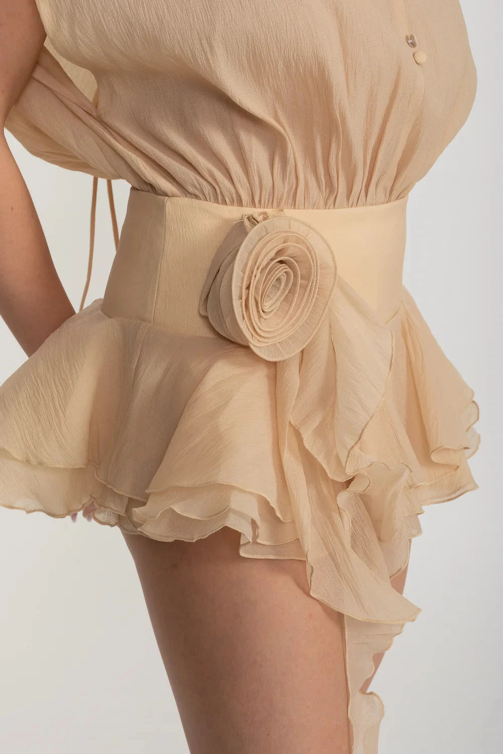 Robe Mini Élégante avec Ourlet Péplum et Ornement de Taille en Rosace - Beige