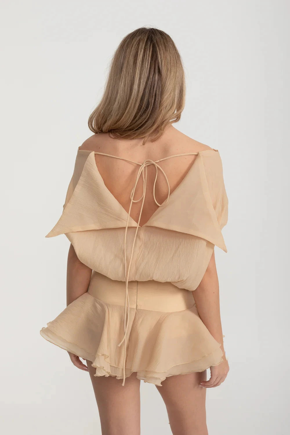 Robe Mini Élégante avec Ourlet Péplum et Ornement de Taille en Rosace - Beige