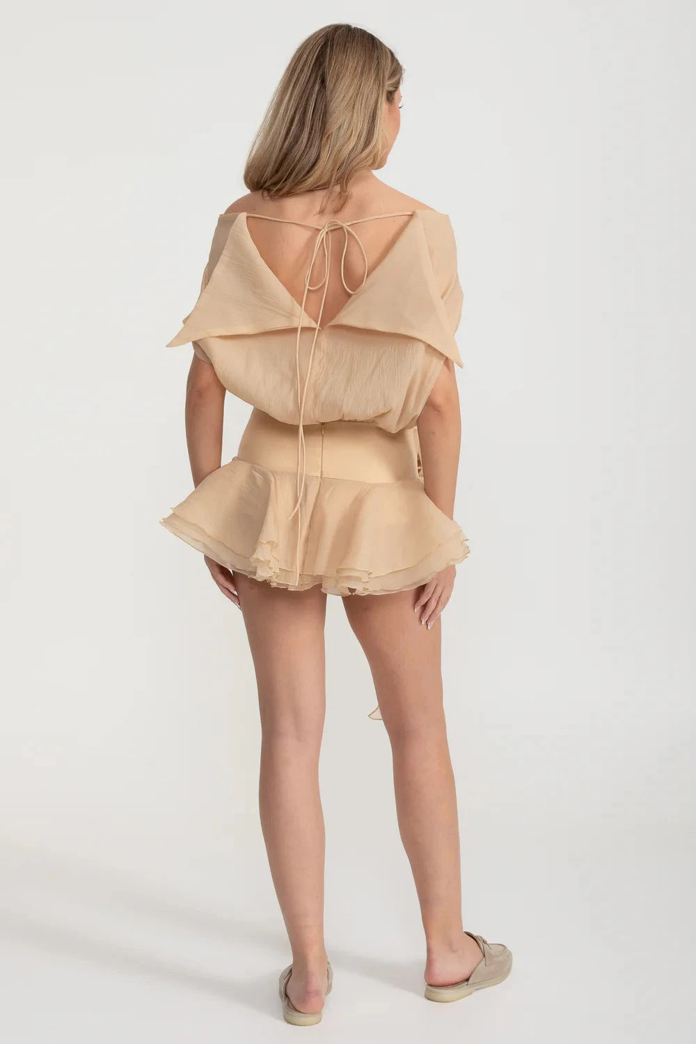 Robe Mini Élégante avec Ourlet Péplum et Ornement de Taille en Rosace - Beige