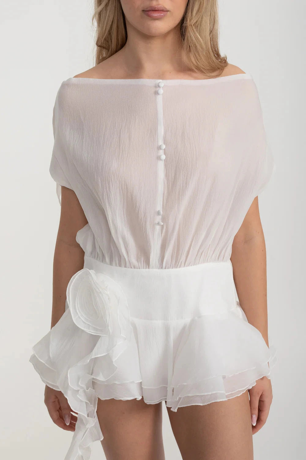 Robe Mini Élégante avec Ourlet Péplum et Ornement de Taille en Rosace - Blanc