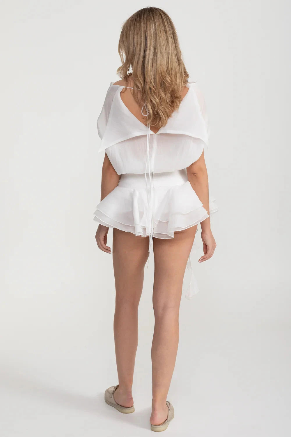 Robe Mini Élégante avec Ourlet Péplum et Ornement de Taille en Rosace - Blanc