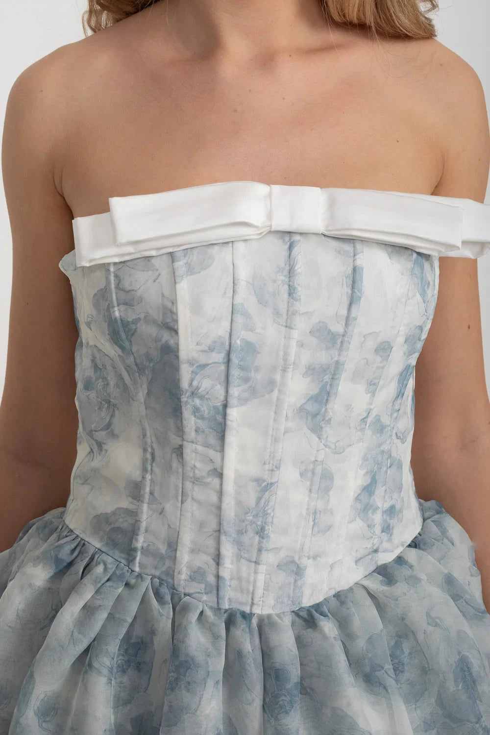 Robe Mini Corset Élégante Avec Jupe Transparente Superposée Et Motif Floral Pastel - Blanc/Bleu