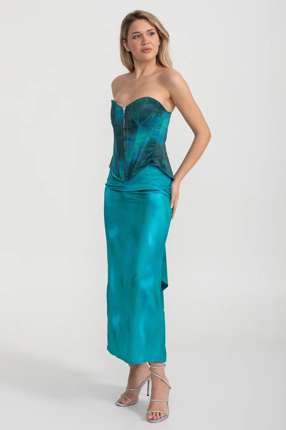 Ensemble en satin élégant avec corsage style corset et jupe midi - Teal