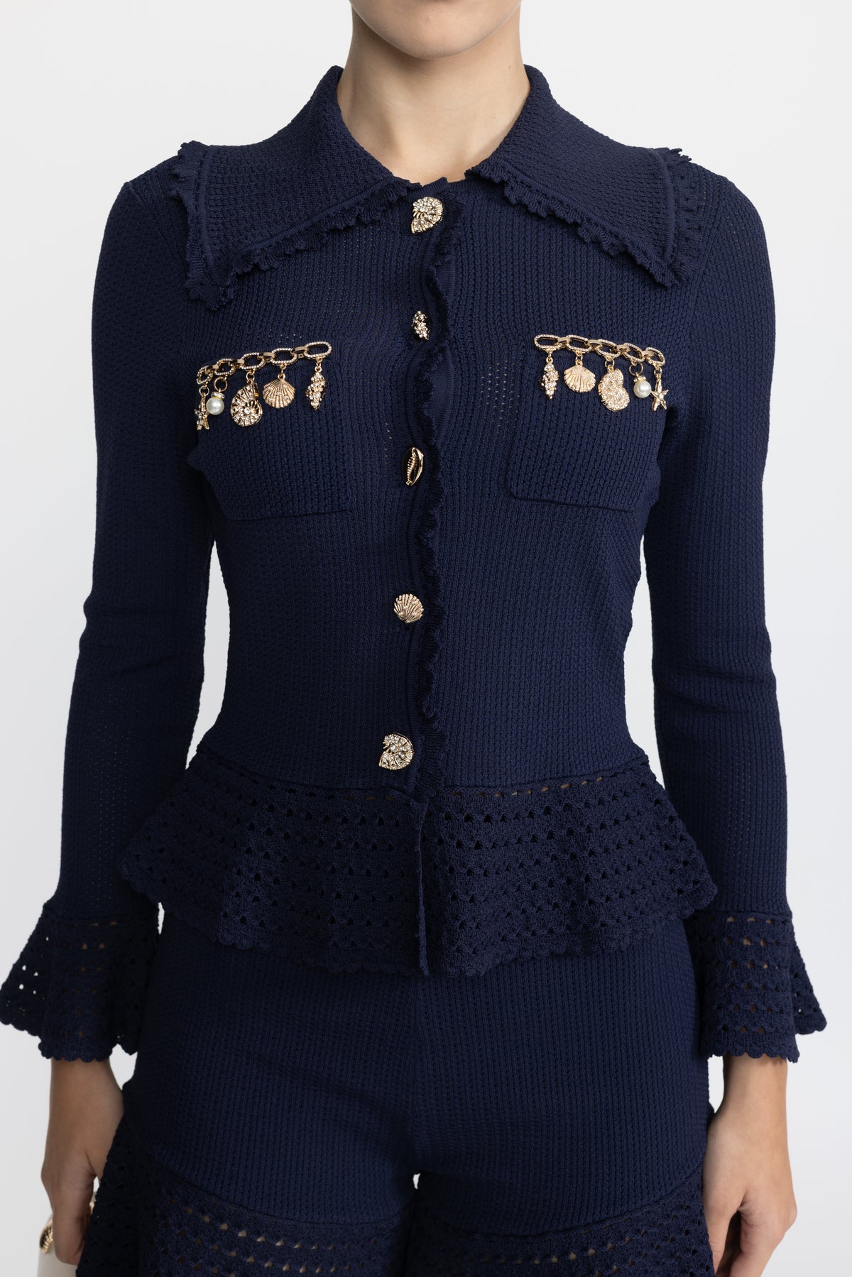 Ensemble coordonné cardigan en maille péplum orné de charms et short à volants - marine
