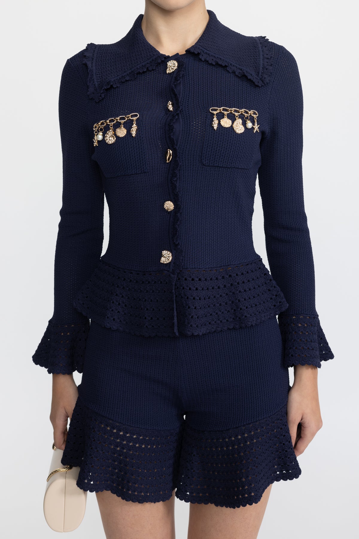 Ensemble coordonné cardigan en maille péplum orné de charms et short à volants - marine