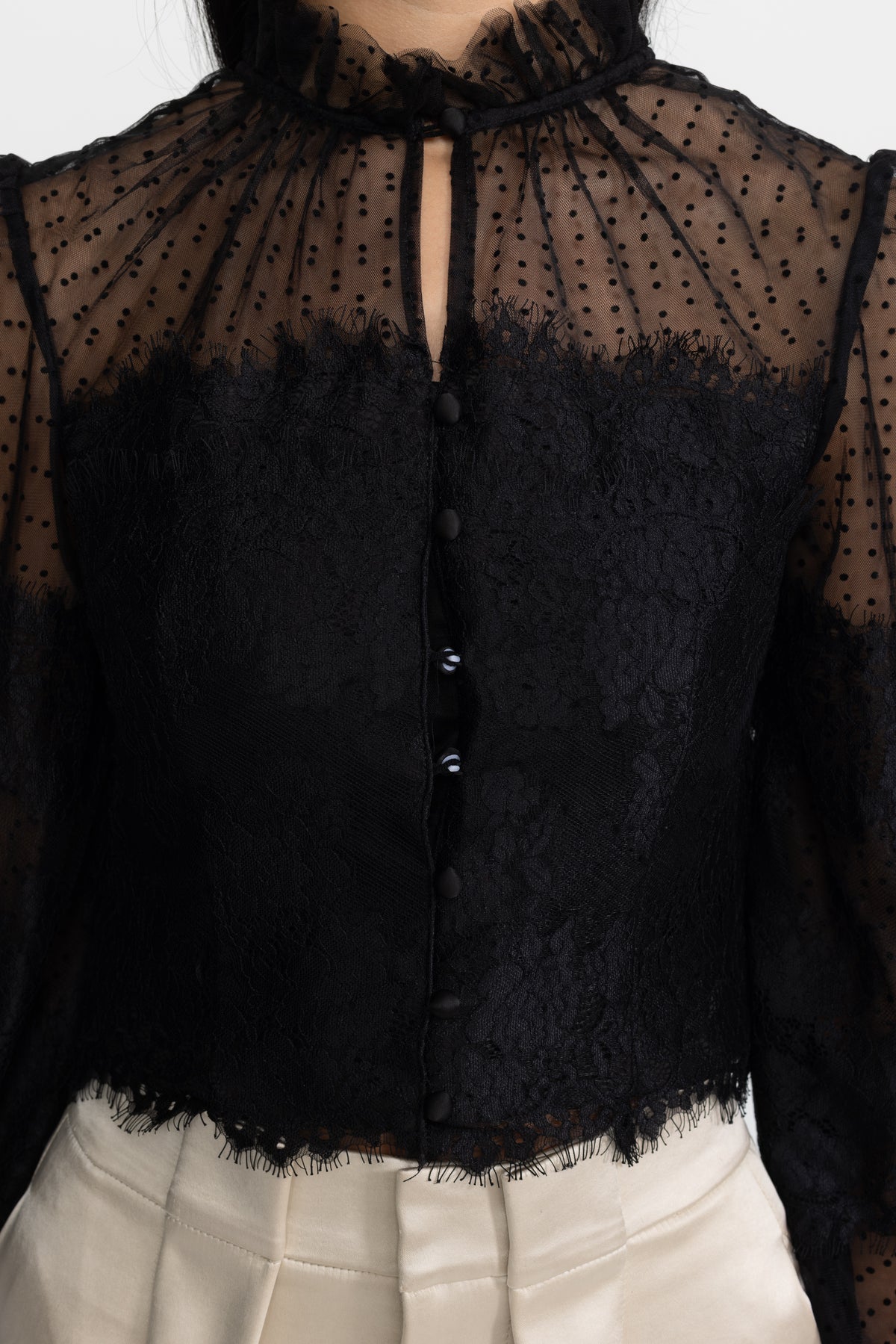 Blouse courte noire en dentelle et tulle plumetis à col volanté