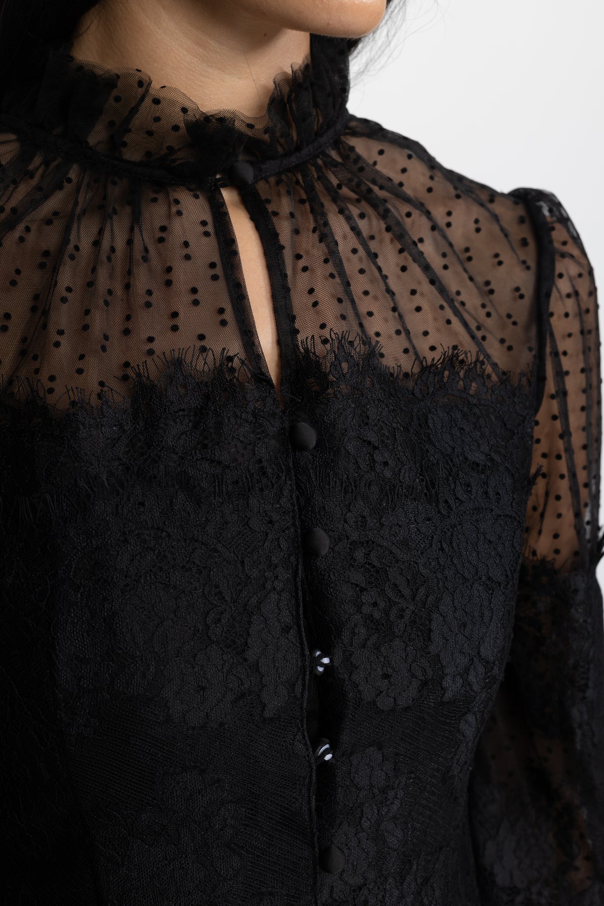 Blouse courte noire en dentelle et tulle plumetis à col volanté