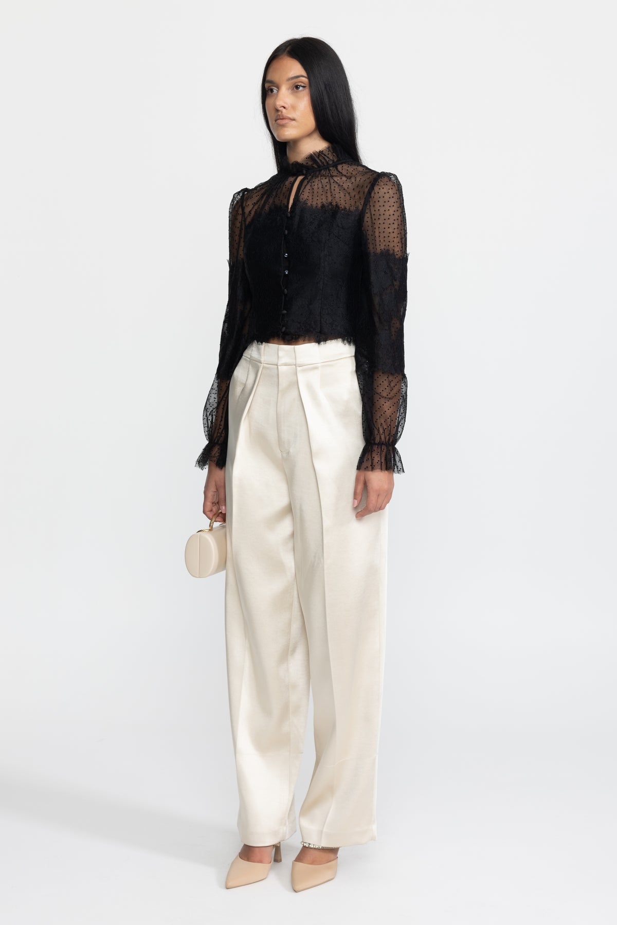 Blouse courte noire en dentelle et tulle plumetis à col volanté
