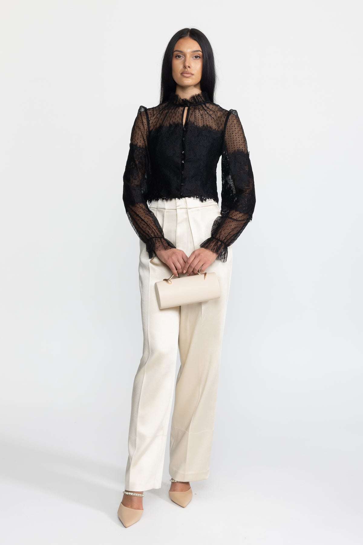 Blouse courte noire en dentelle et tulle plumetis à col volanté