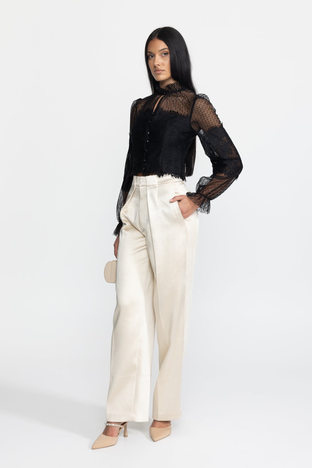 Blouse courte noire en dentelle et tulle plumetis à col volanté