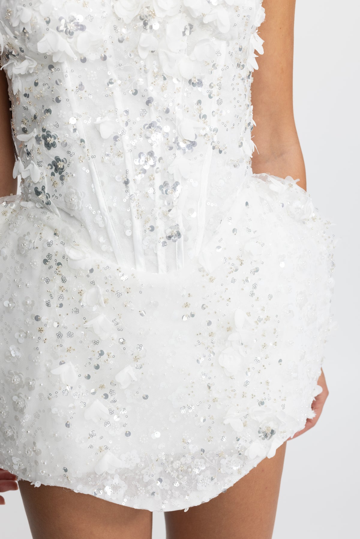 Robe mini boule corset dos-nu fleur en sequins - blanc
