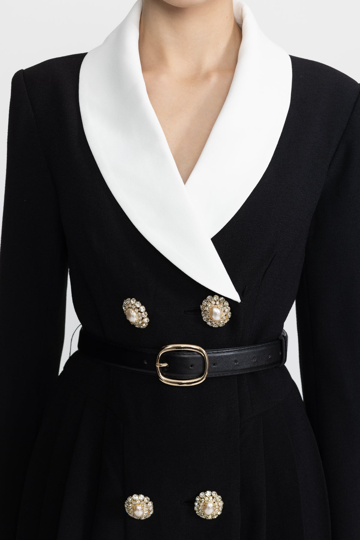 Robe blazer mini plissée ceinturée à revers contrastés - noir