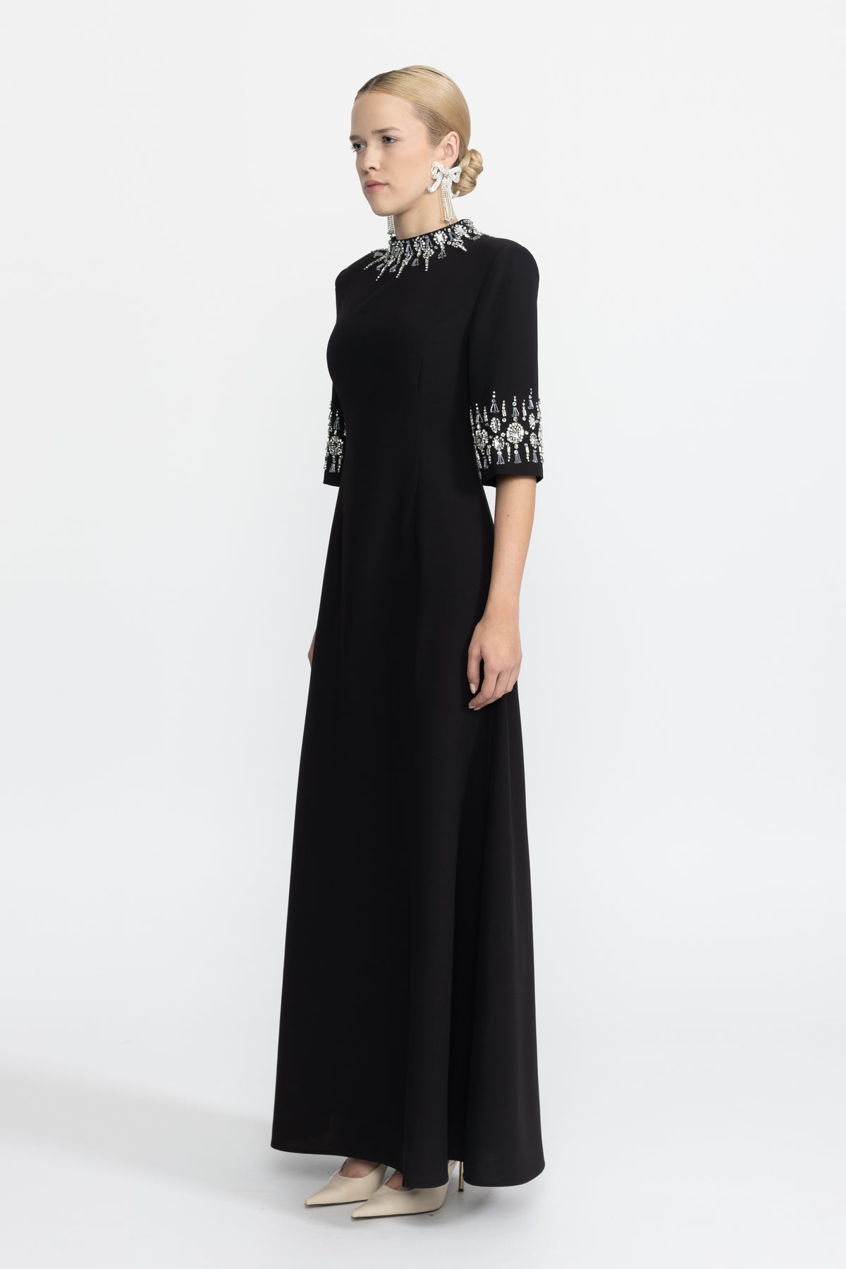 Robe longue noire à col et poignets ornés de cristaux