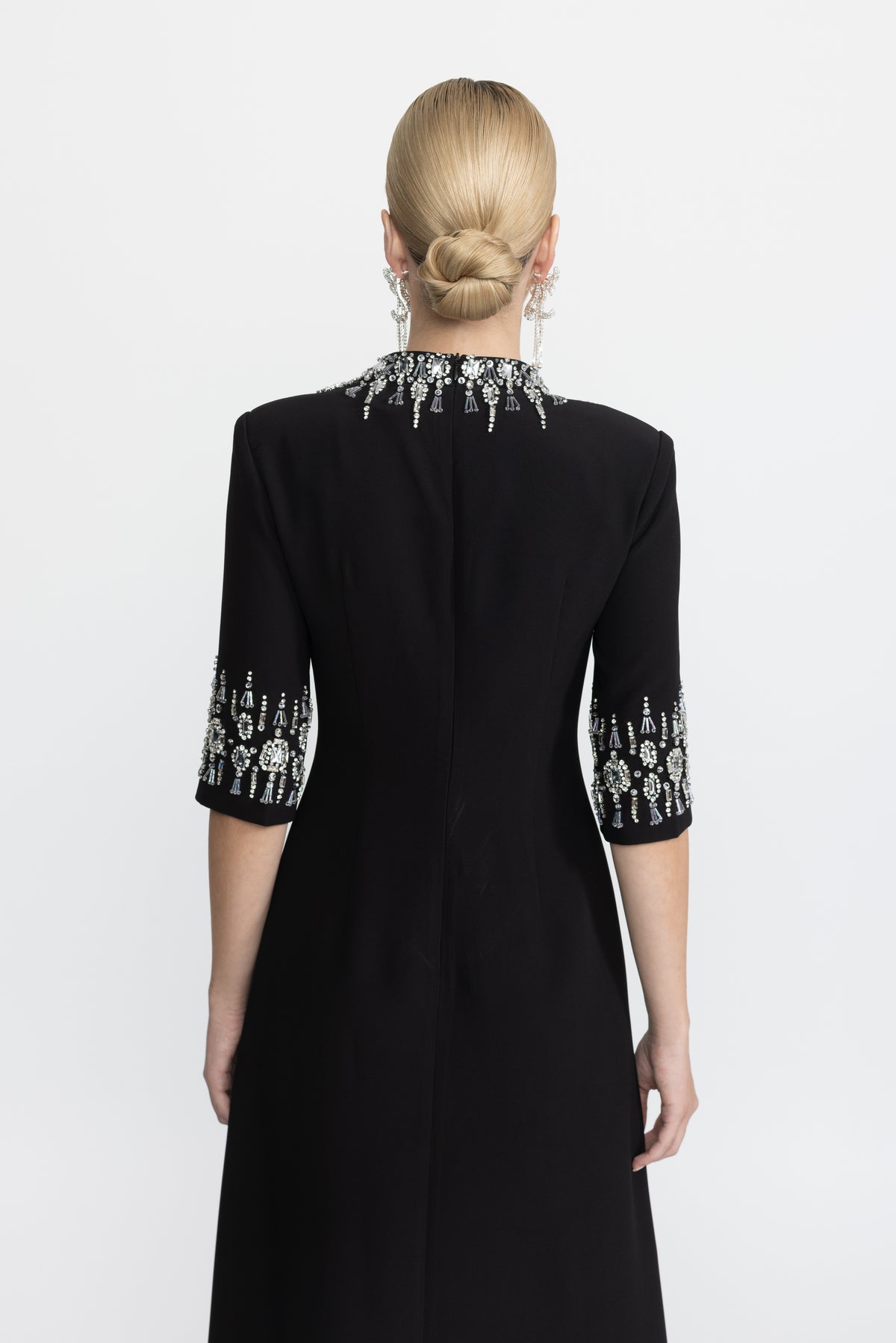 Robe longue noire à col et poignets ornés de cristaux