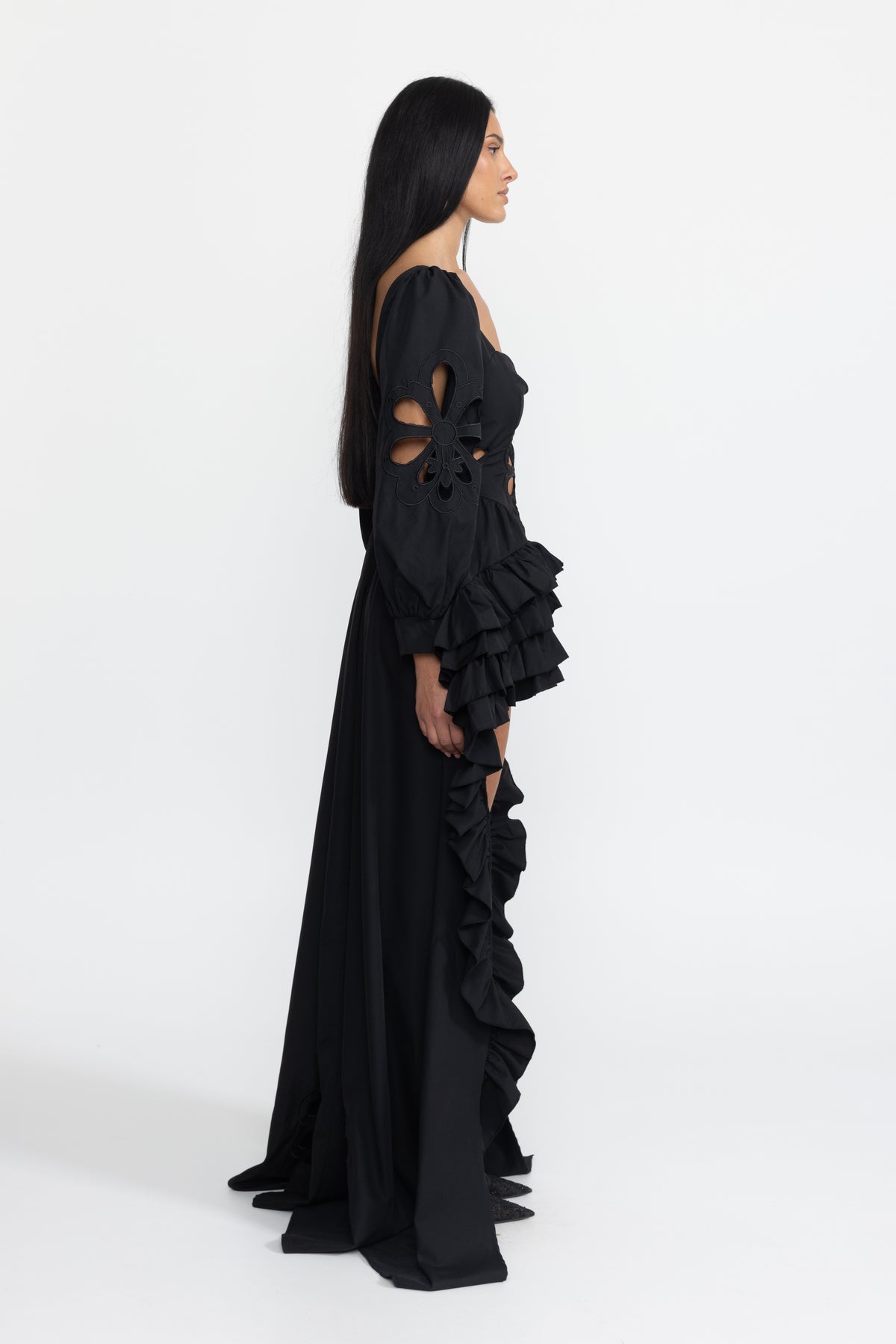 Robe asymétrique à volants, manches bouffantes et découpes brodées - Noir