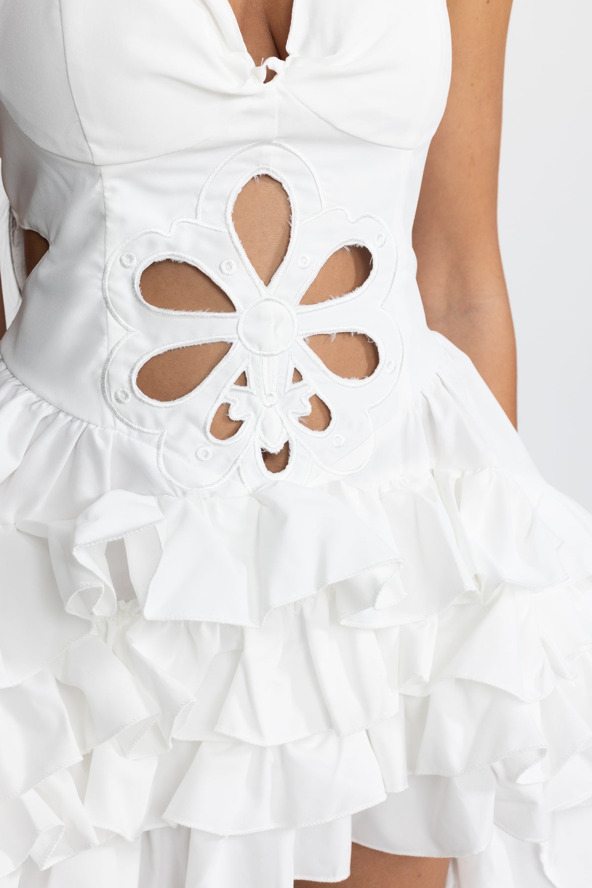 Mini-robe blanche à volants, découpes et fleurs brodées