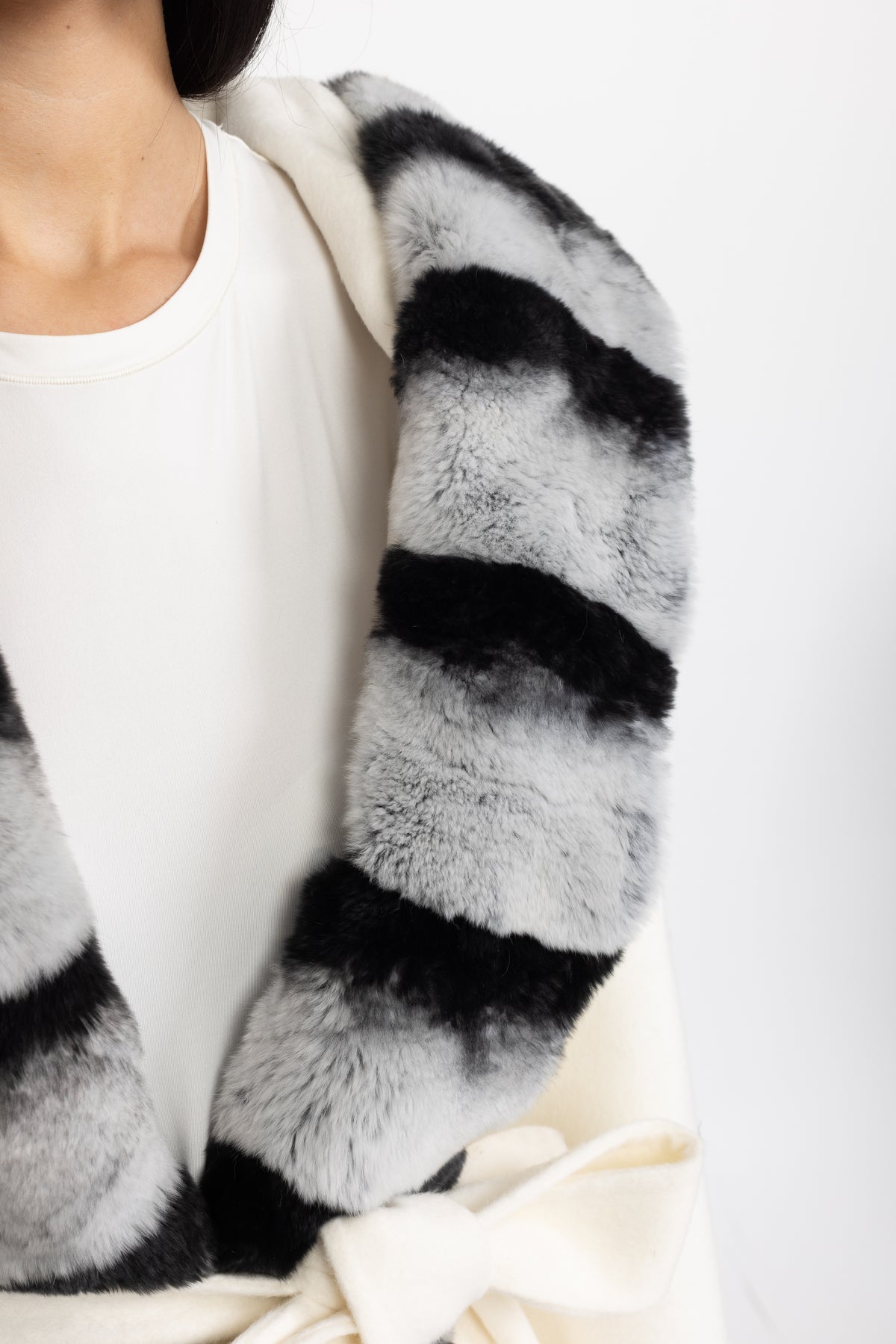 Manteau portefeuille en laine à capuche bordée de fourrure de lapin rex - Ivoire