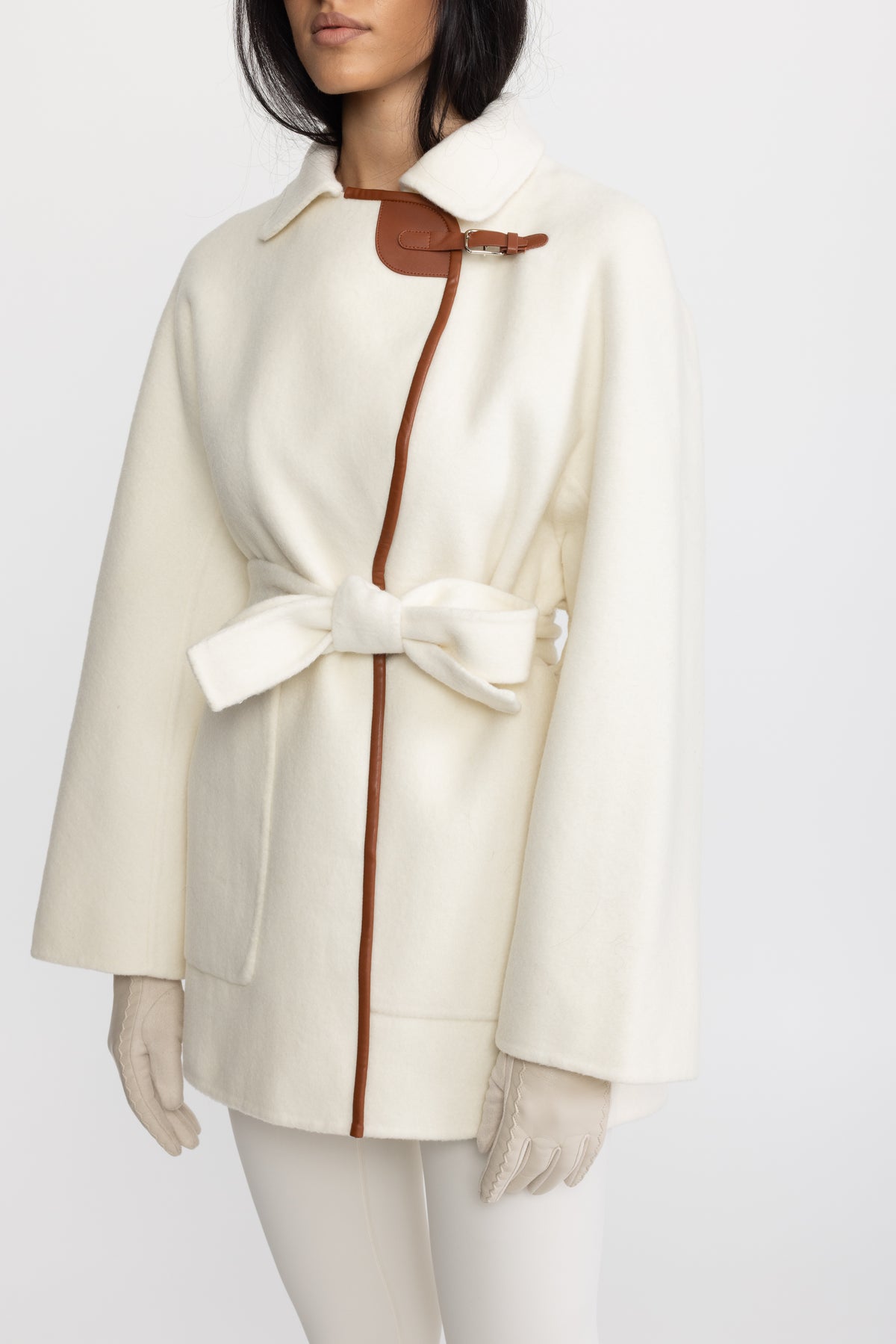 Veste en laine ceinturée à finitions en similicuir - Blanc cassé