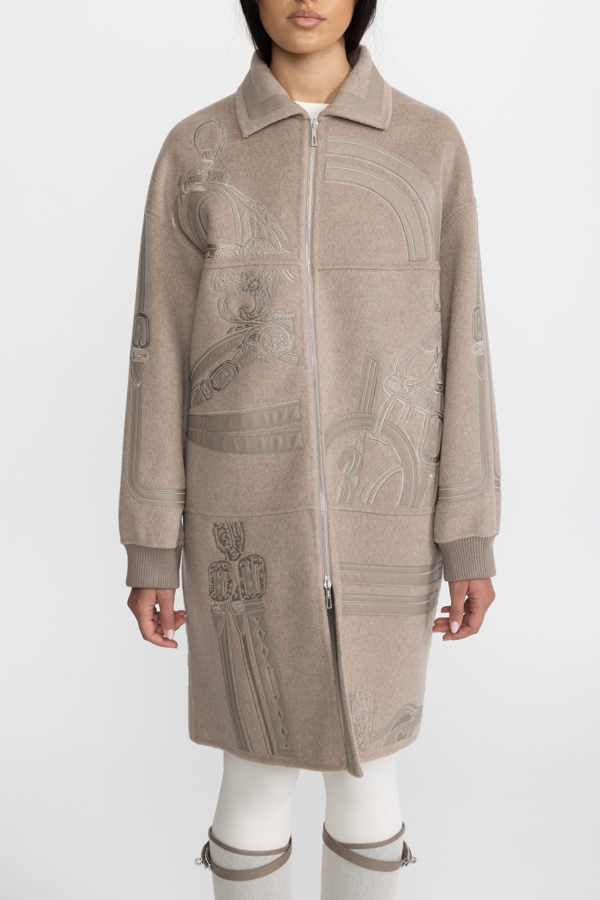 Manteau zippé en laine brodée à appliqué équestre - Taupe