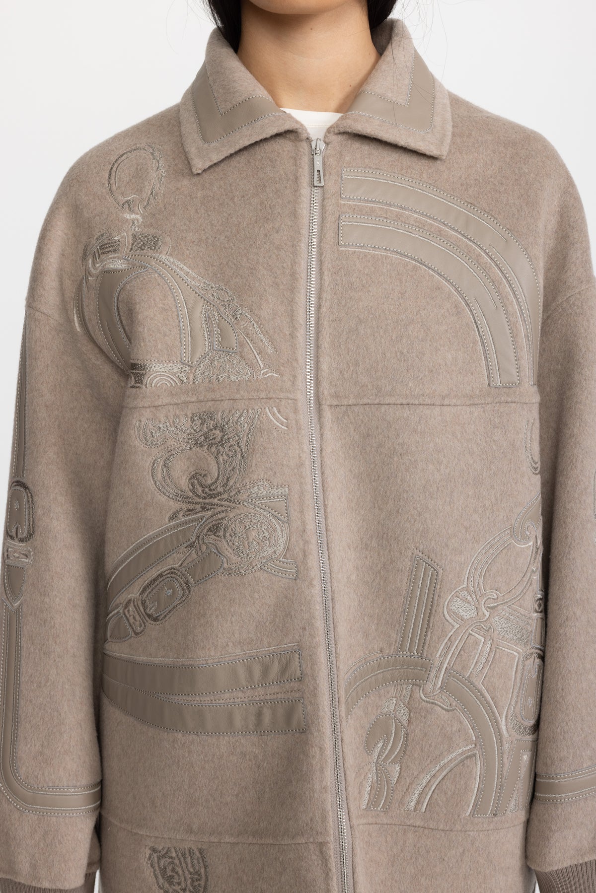 Manteau zippé en laine brodée à appliqué équestre - Taupe
