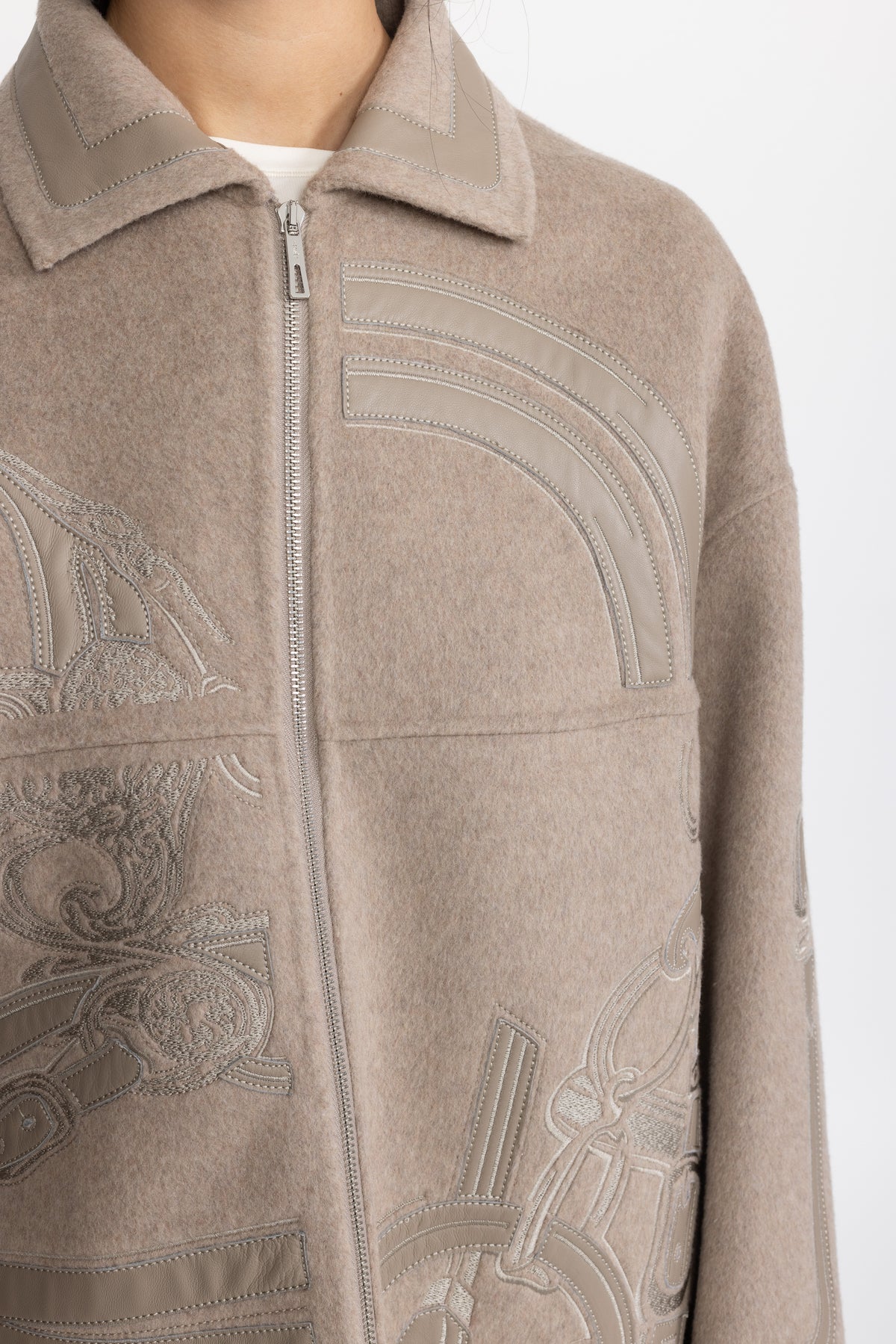 Manteau zippé en laine brodée à appliqué équestre - Taupe