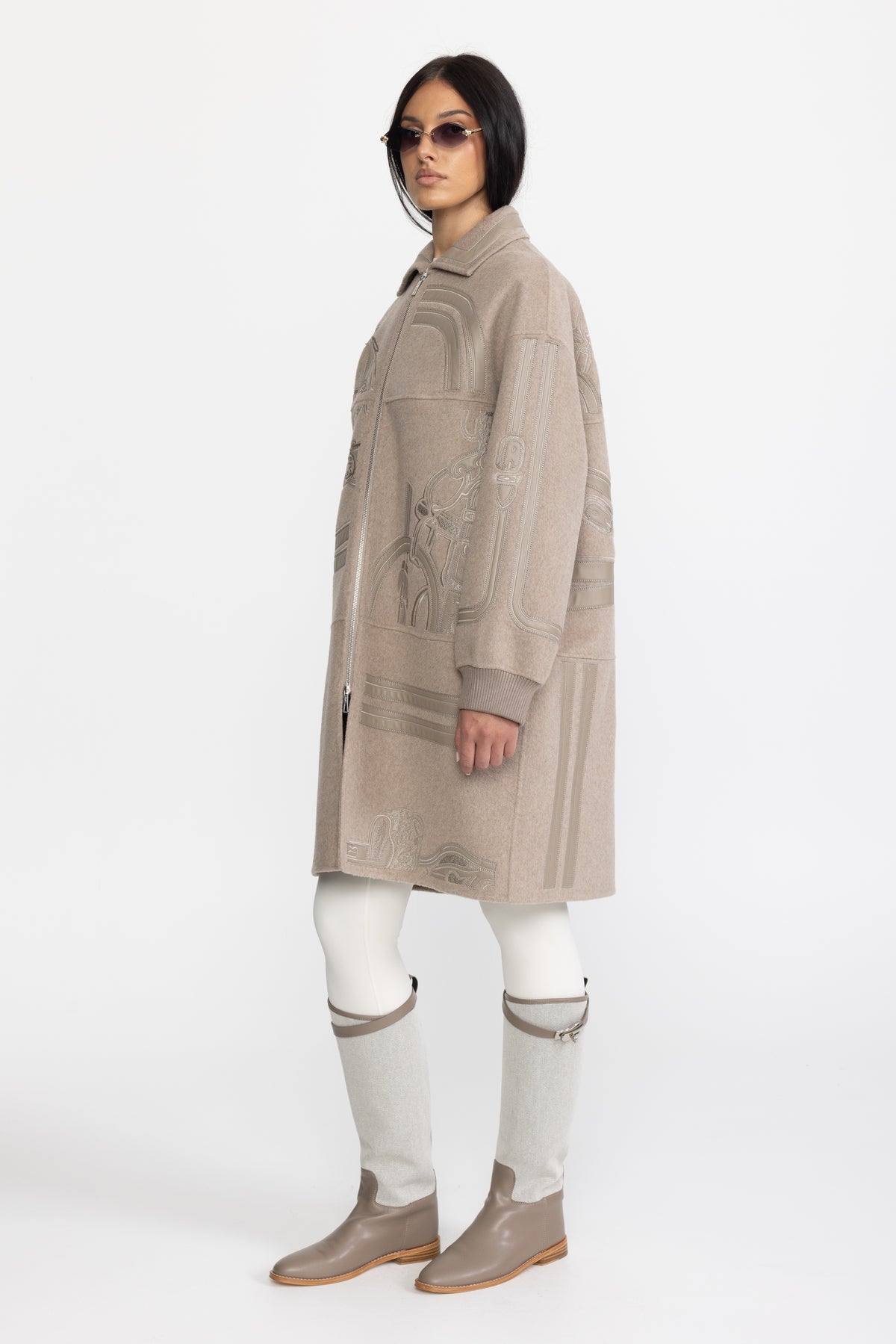 Manteau zippé en laine brodée à appliqué équestre - Taupe