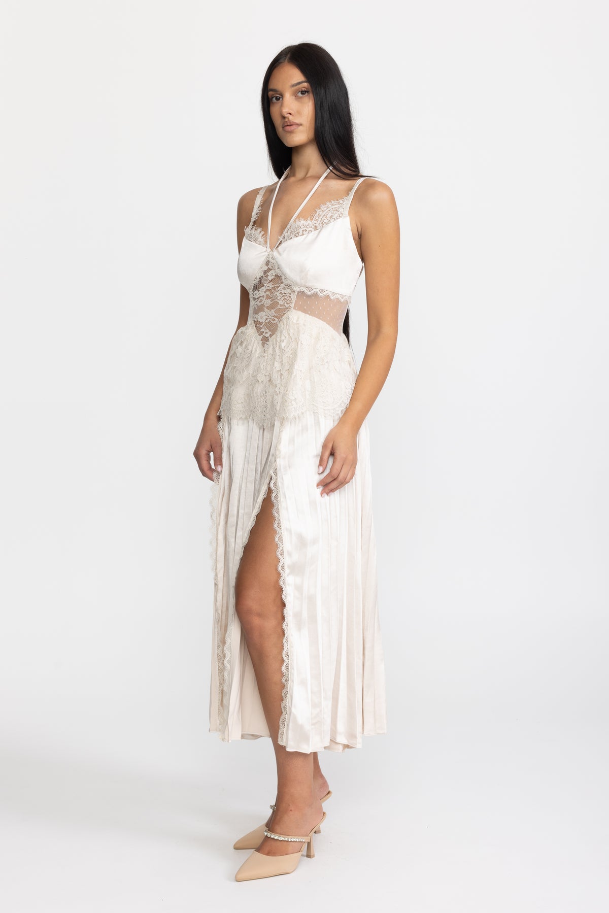 Robe midi plissée en satin à col halter et empiècement en dentelle - Ivoire