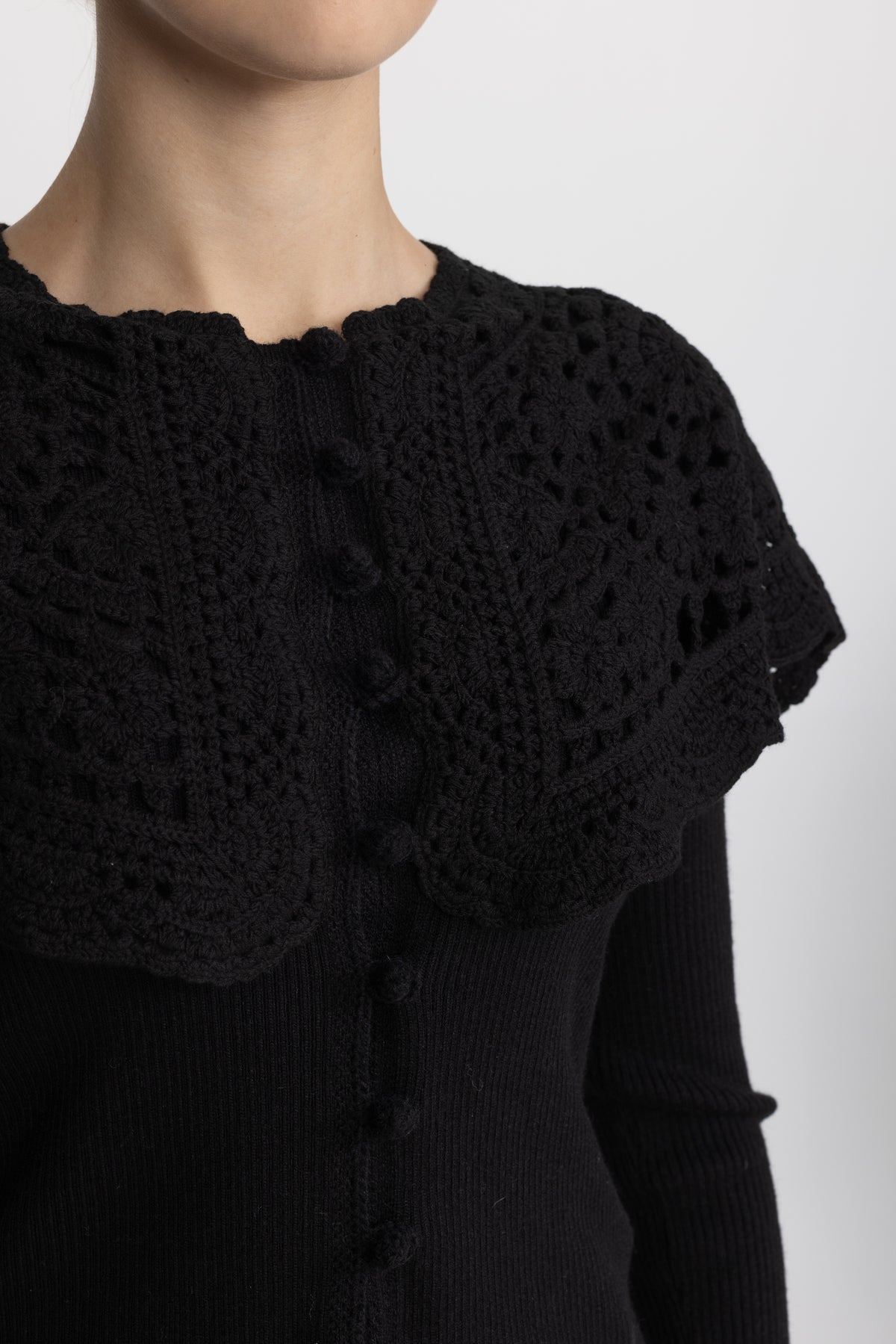 Cardigan en maille côtelée à col capelet en crochet - noir