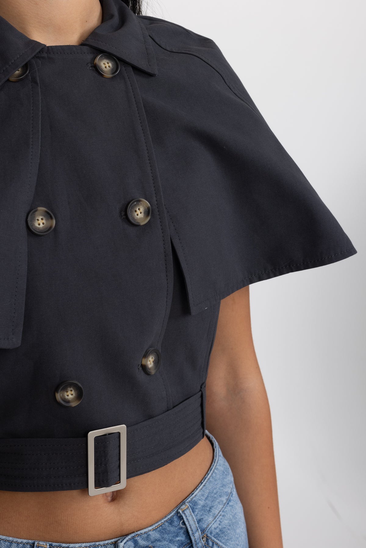 Cape-top trench cropped avec ceinture - bleu marine