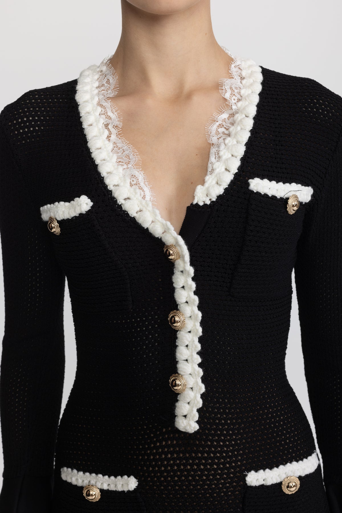 Mini-robe en maille crochetée à bordure en dentelle avec boutons dorés - Noir