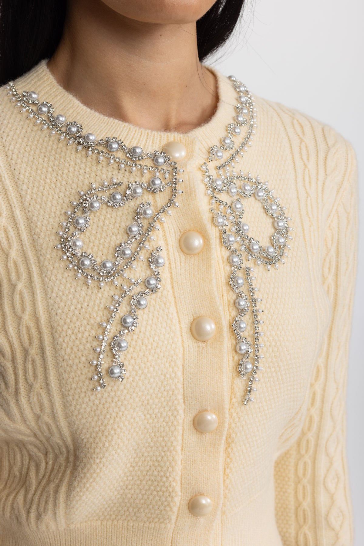 Cardigan en maille torsadée orné d’un nœud perlé - Jaune