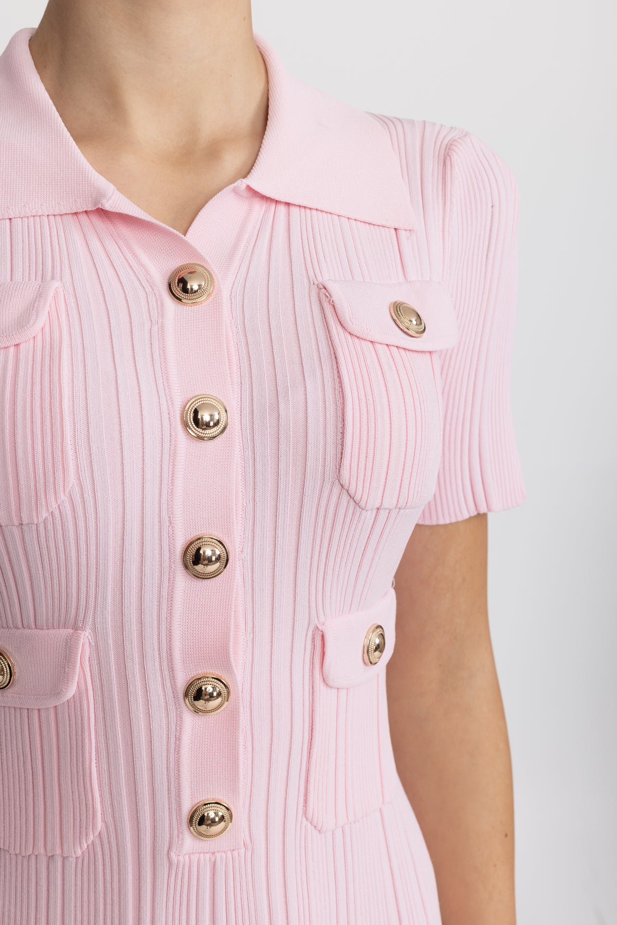 Robe mini en maille côtelée à col polo et boutons dorés - Rose