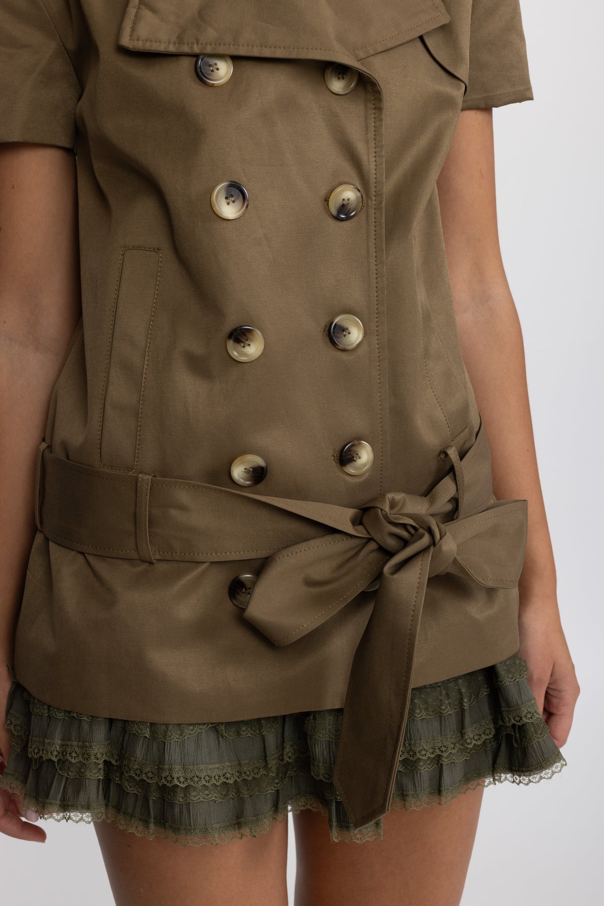 Ensemble coordonné top trench et mini-jupe à ourlet volanté - Olive