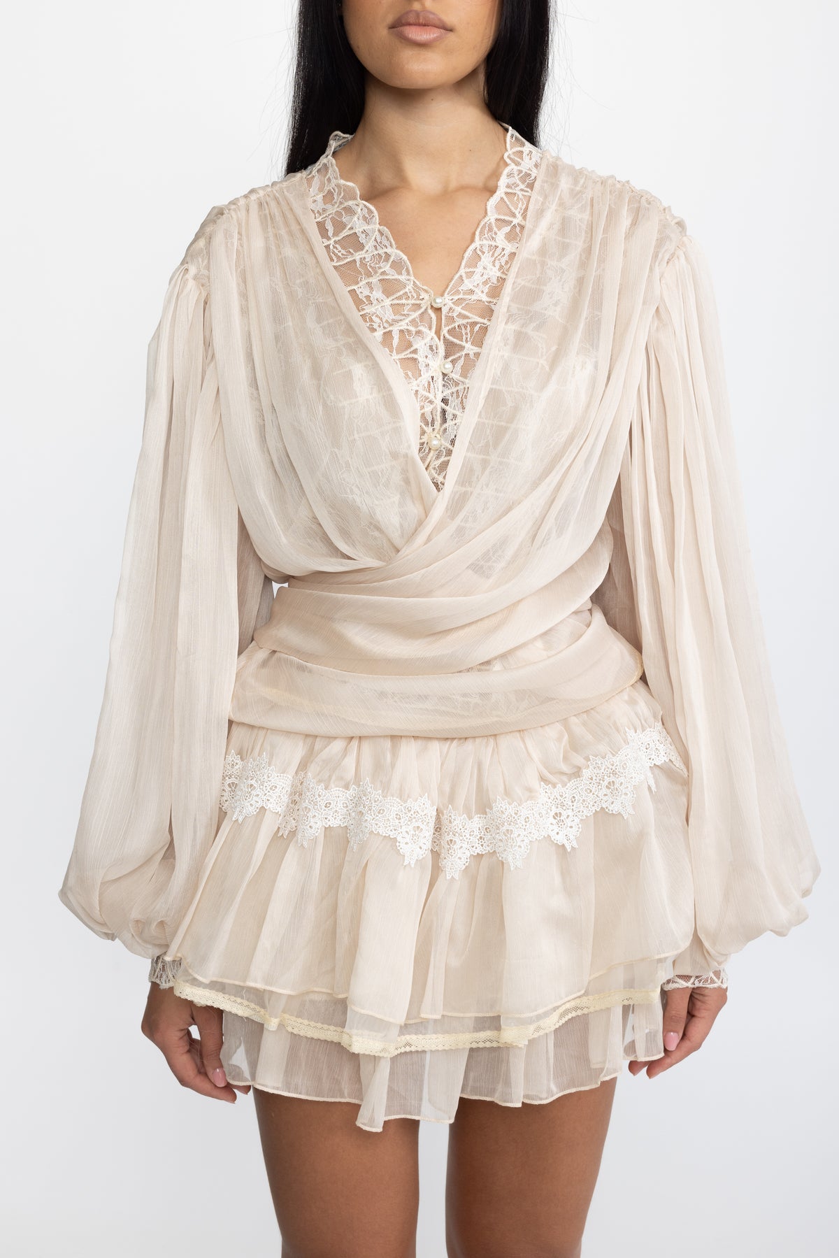 Ensemble coordonné blouse portefeuille en mousseline à empiècement en dentelle et mini-jupe à volants - Beige