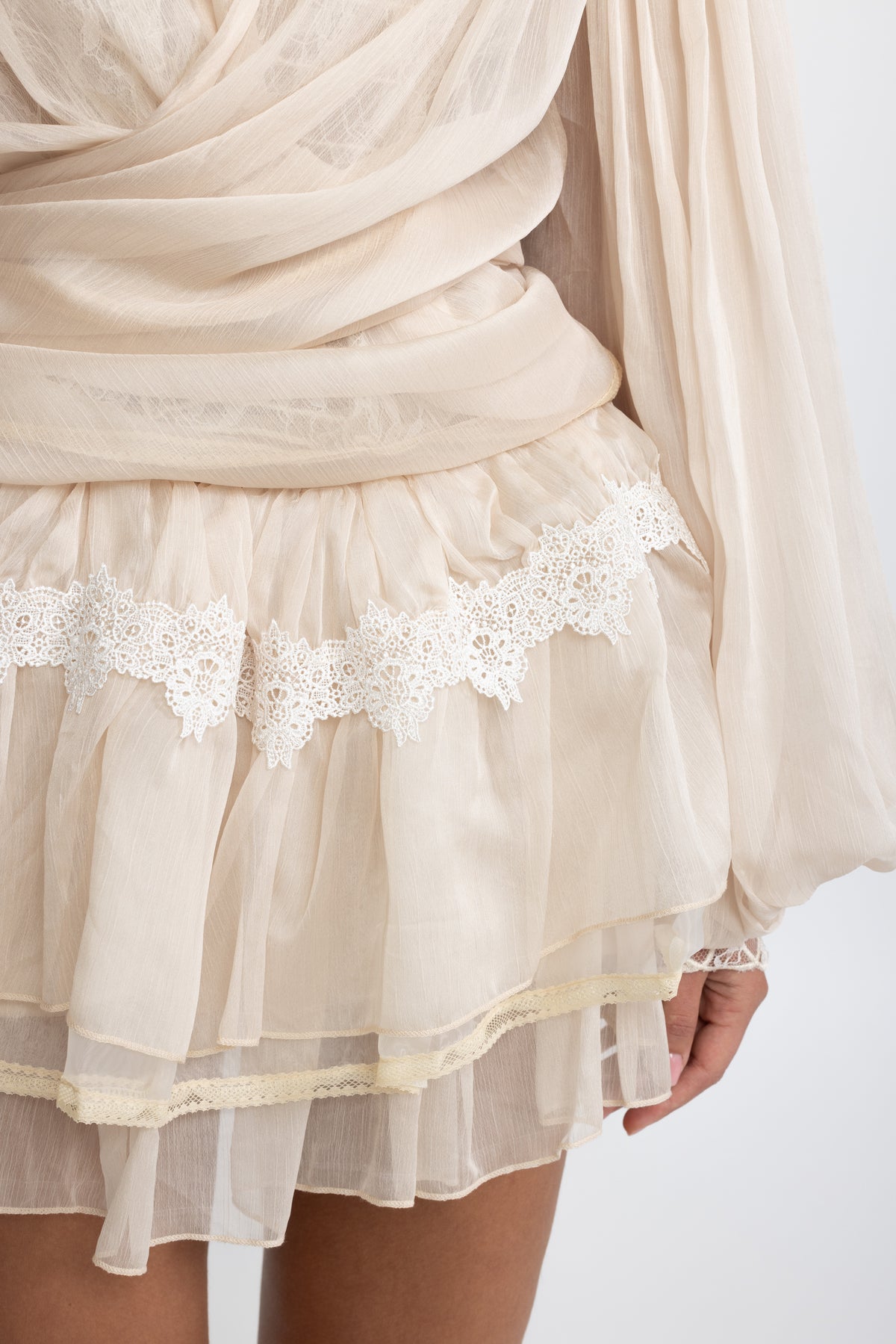 Ensemble coordonné blouse portefeuille en mousseline à empiècement en dentelle et mini-jupe à volants - Beige
