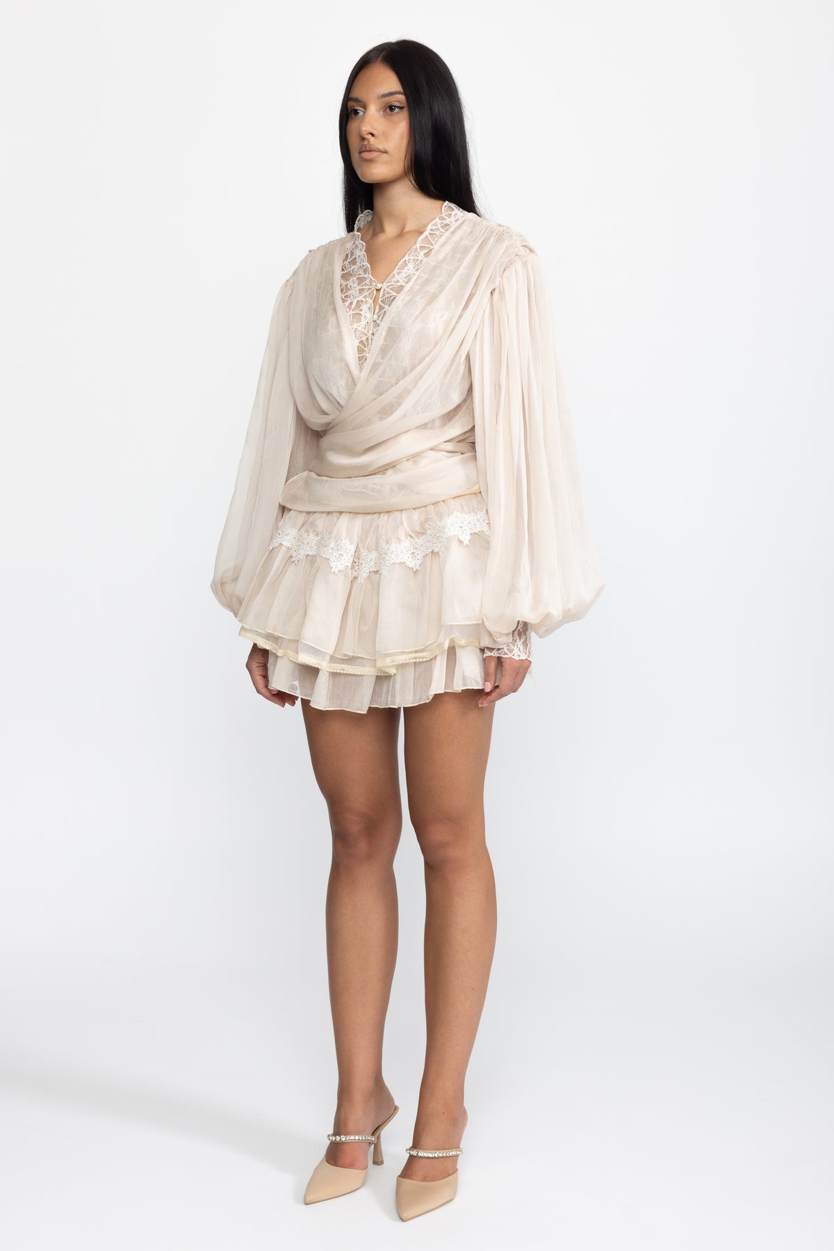 Ensemble coordonné blouse portefeuille en mousseline à empiècement en dentelle et mini-jupe à volants - Beige