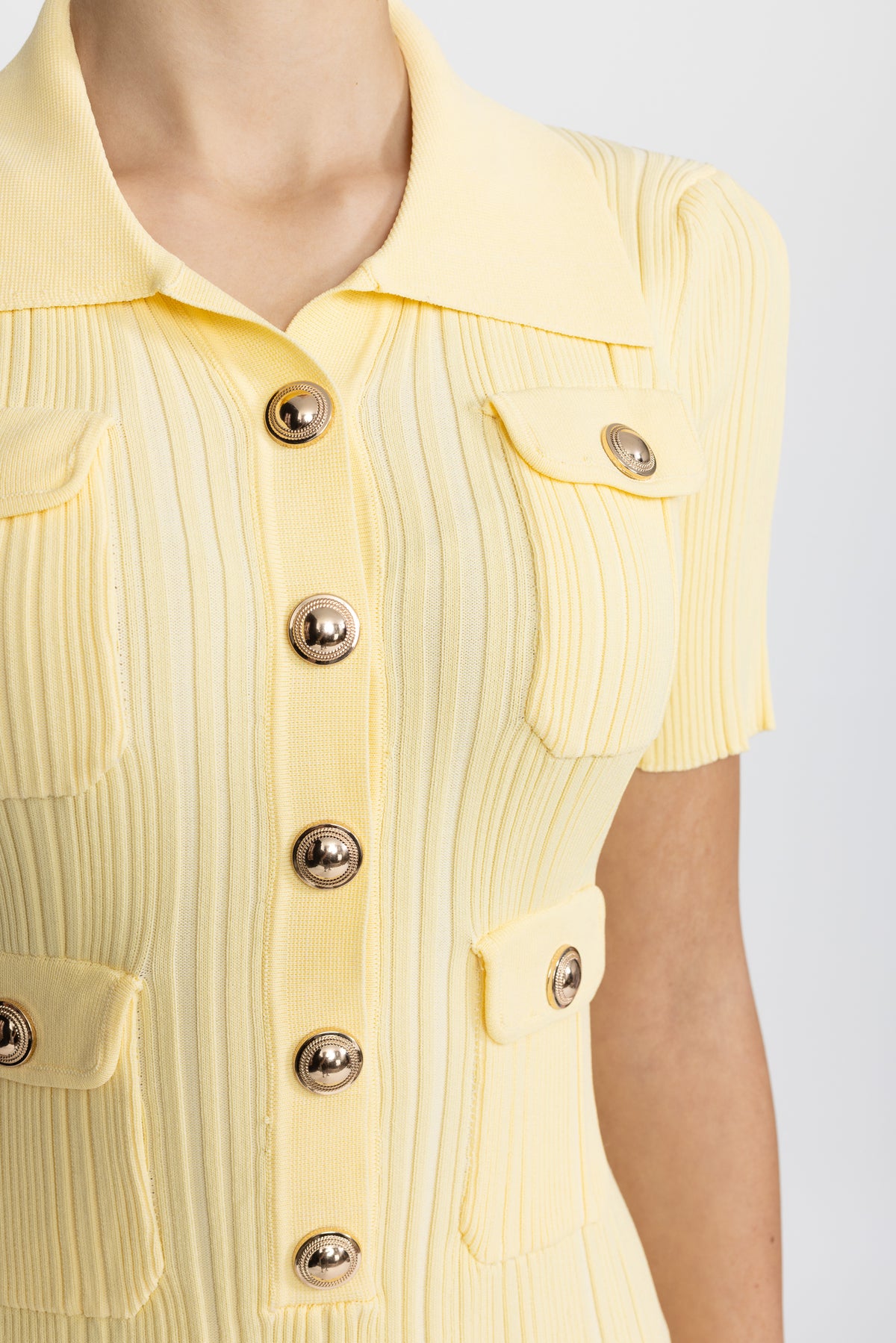 Robe mini en maille côtelée à col polo avec boutons dorés - Jaune