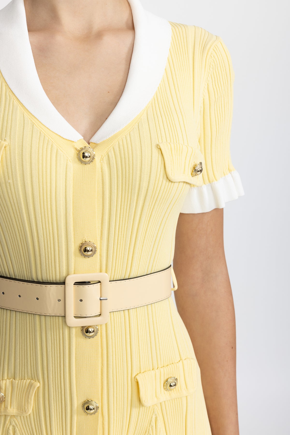 Robe mini ceinturée en maille côtelée à col contrastant - Jaune